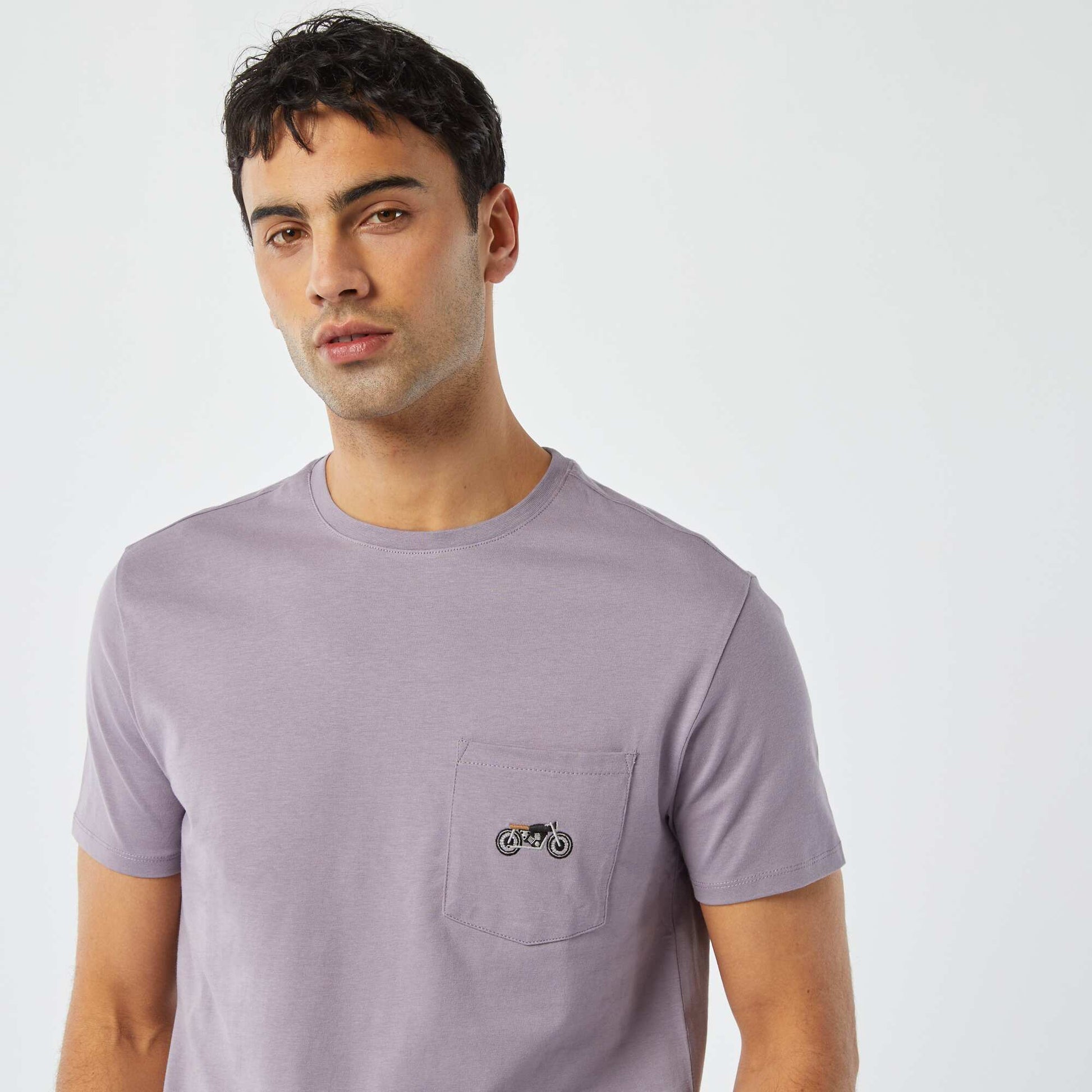 T-shirt manches courtes avec poche poitrine et broderie LILAS
