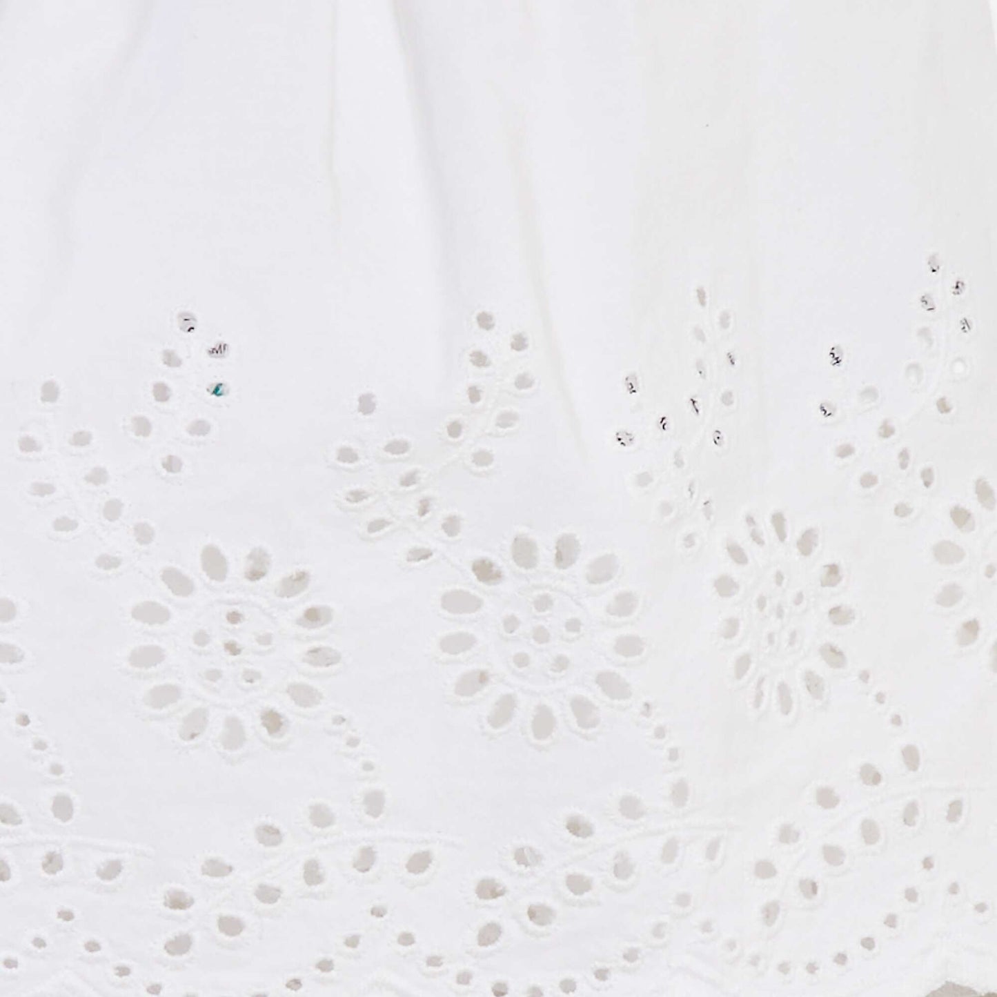 Blouse légère avec bretelles volantées et broderies BLANC