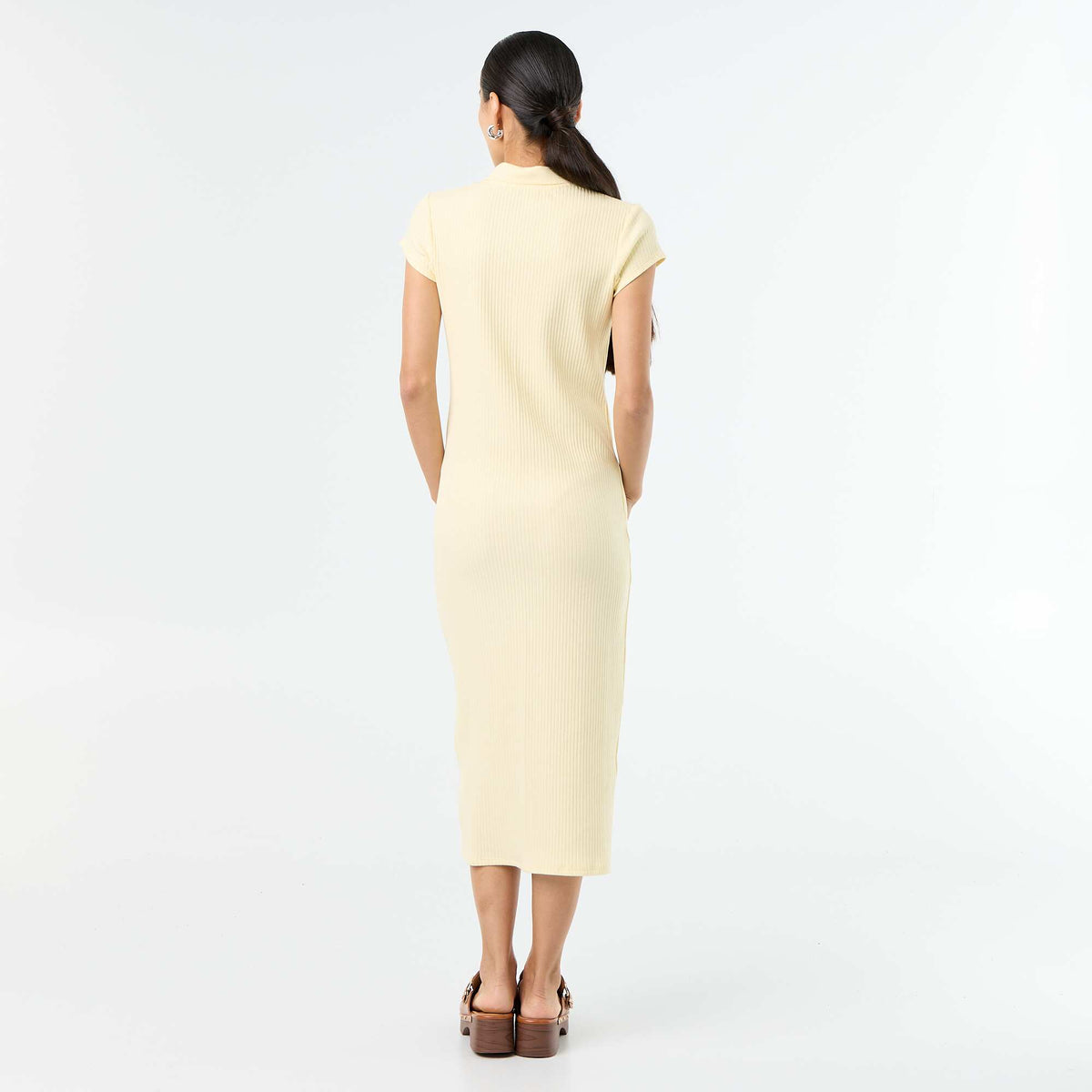 Robe midi côtelée avec un col polo JAUNE