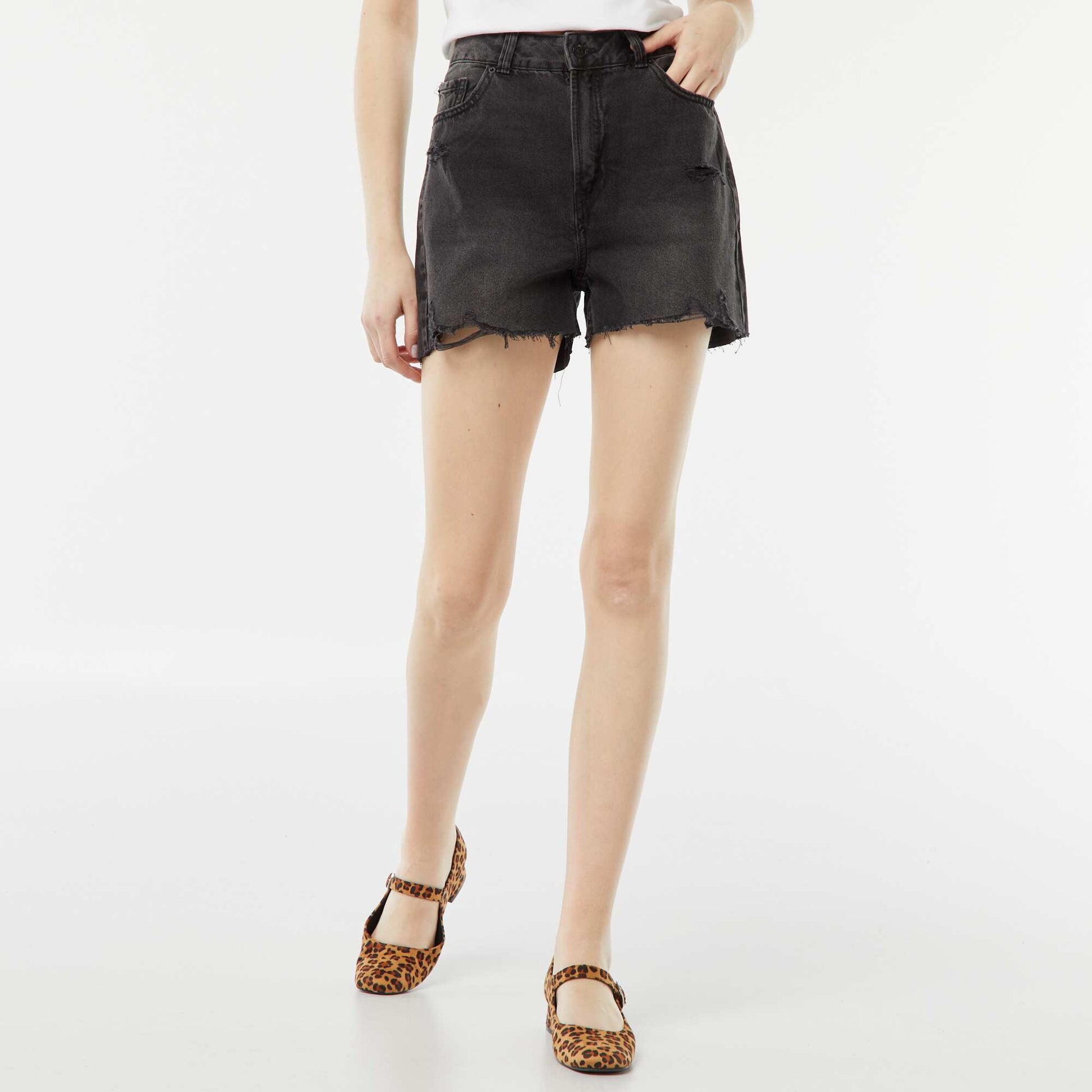 Short court en jean avec abrasions et finitions à cru GRIS