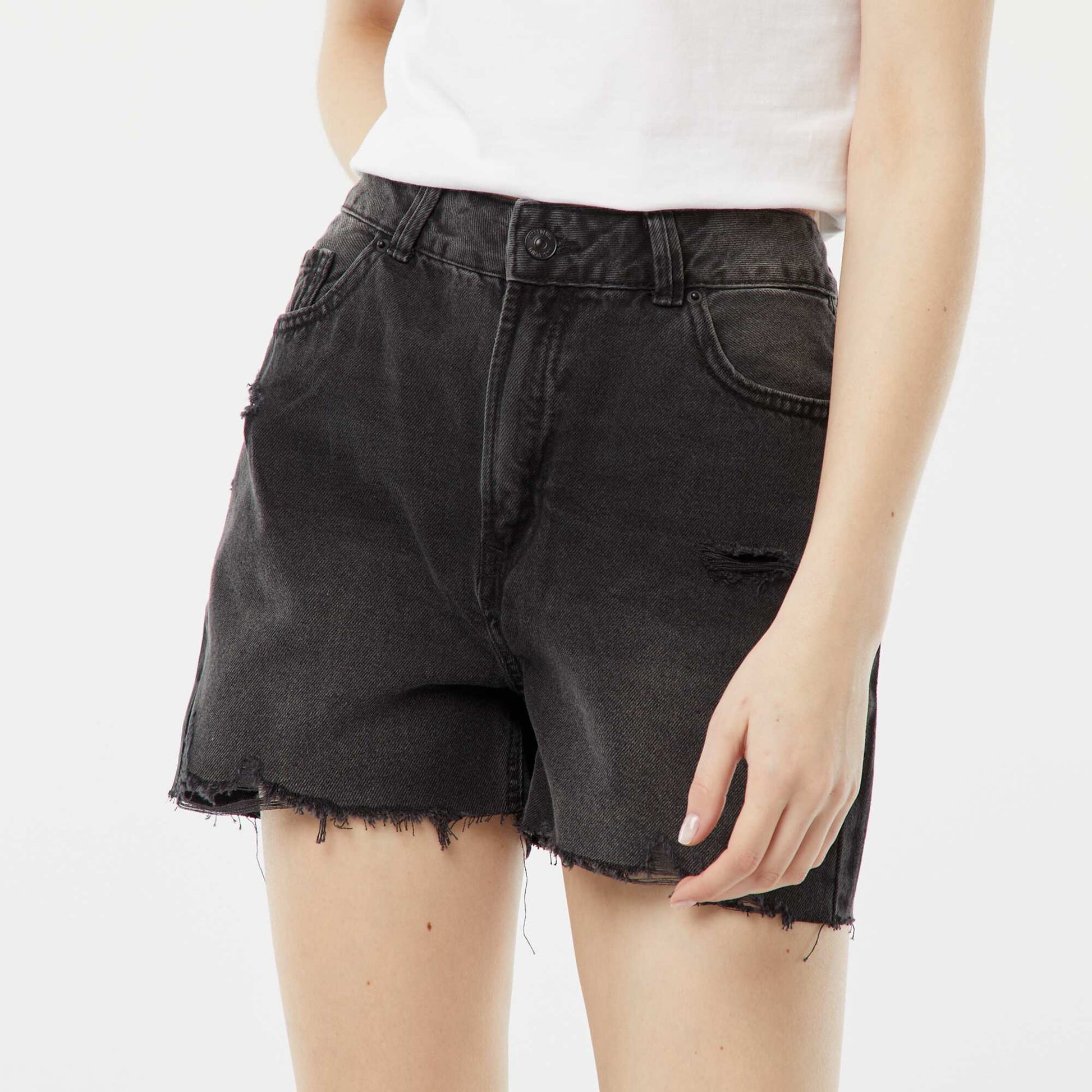 Short court en jean avec abrasions et finitions à cru GRIS