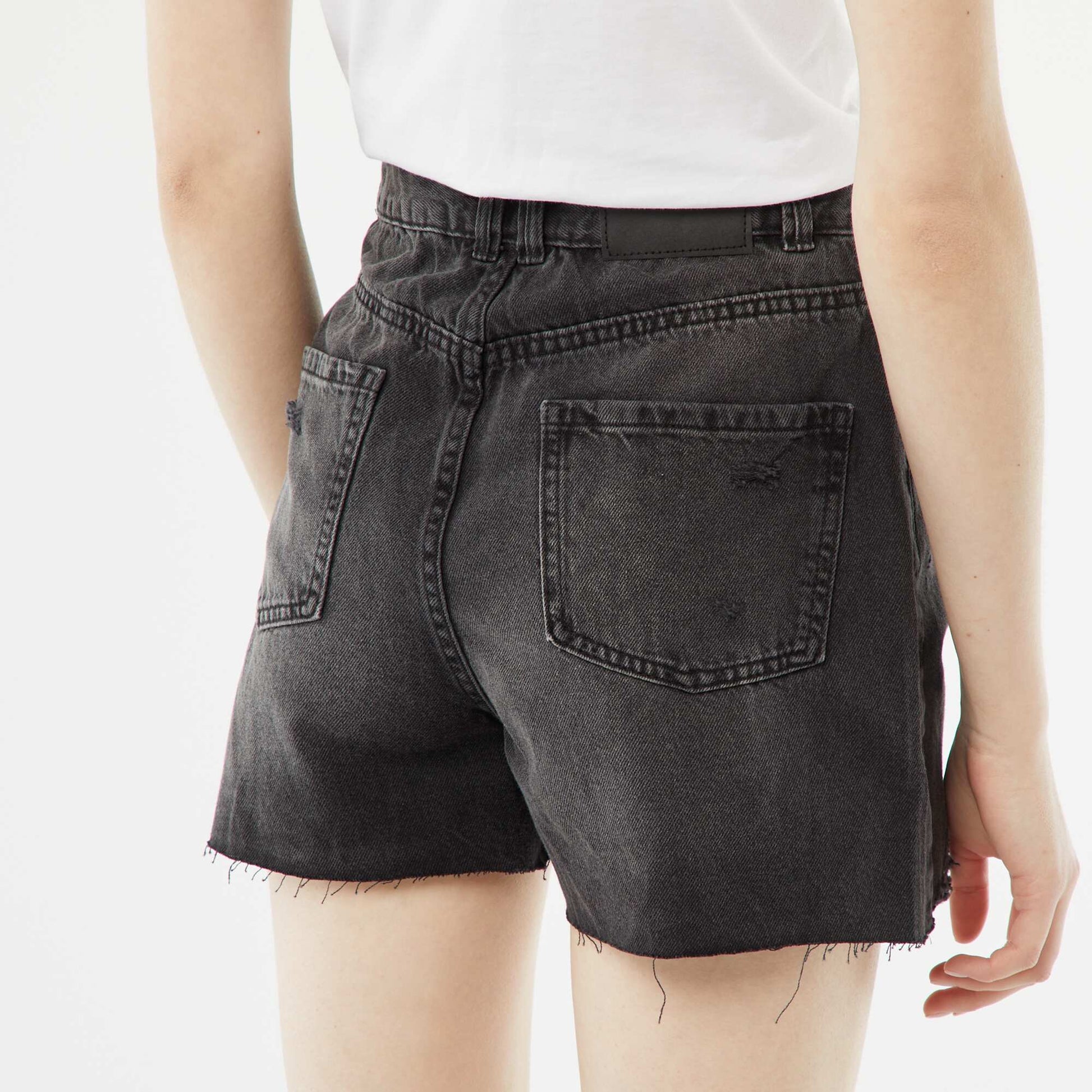 Short court en jean avec abrasions et finitions à cru GRIS