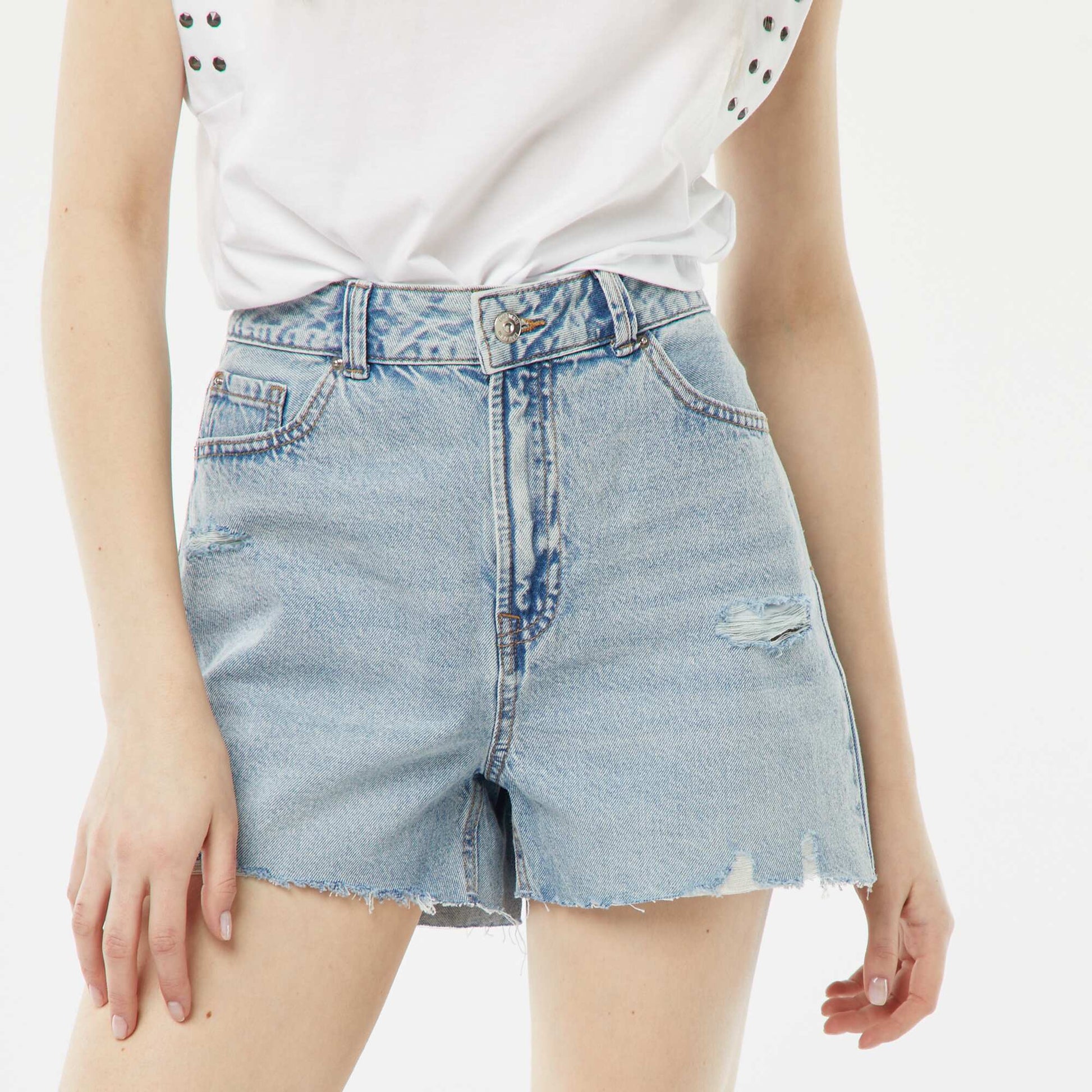 Short court en jean avec abrasions et finitions à cru BLEU