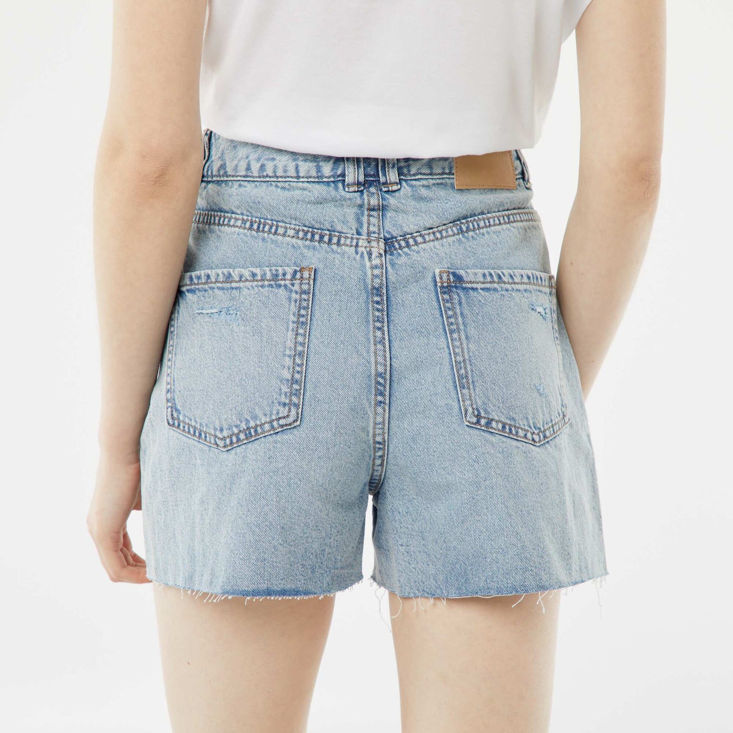 Short court en jean avec abrasions et finitions à cru BLEU