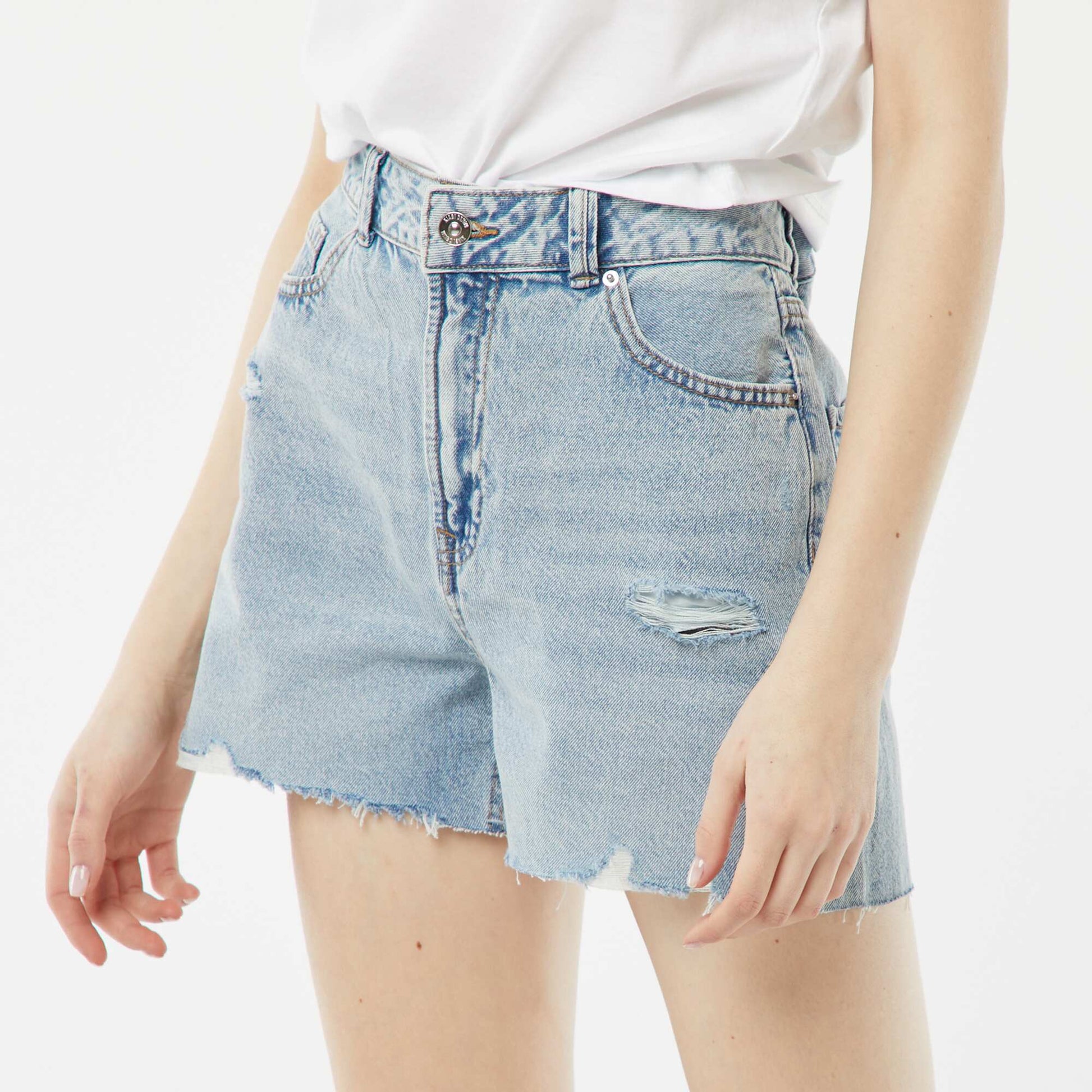Short court en jean avec abrasions et finitions à cru BLEU