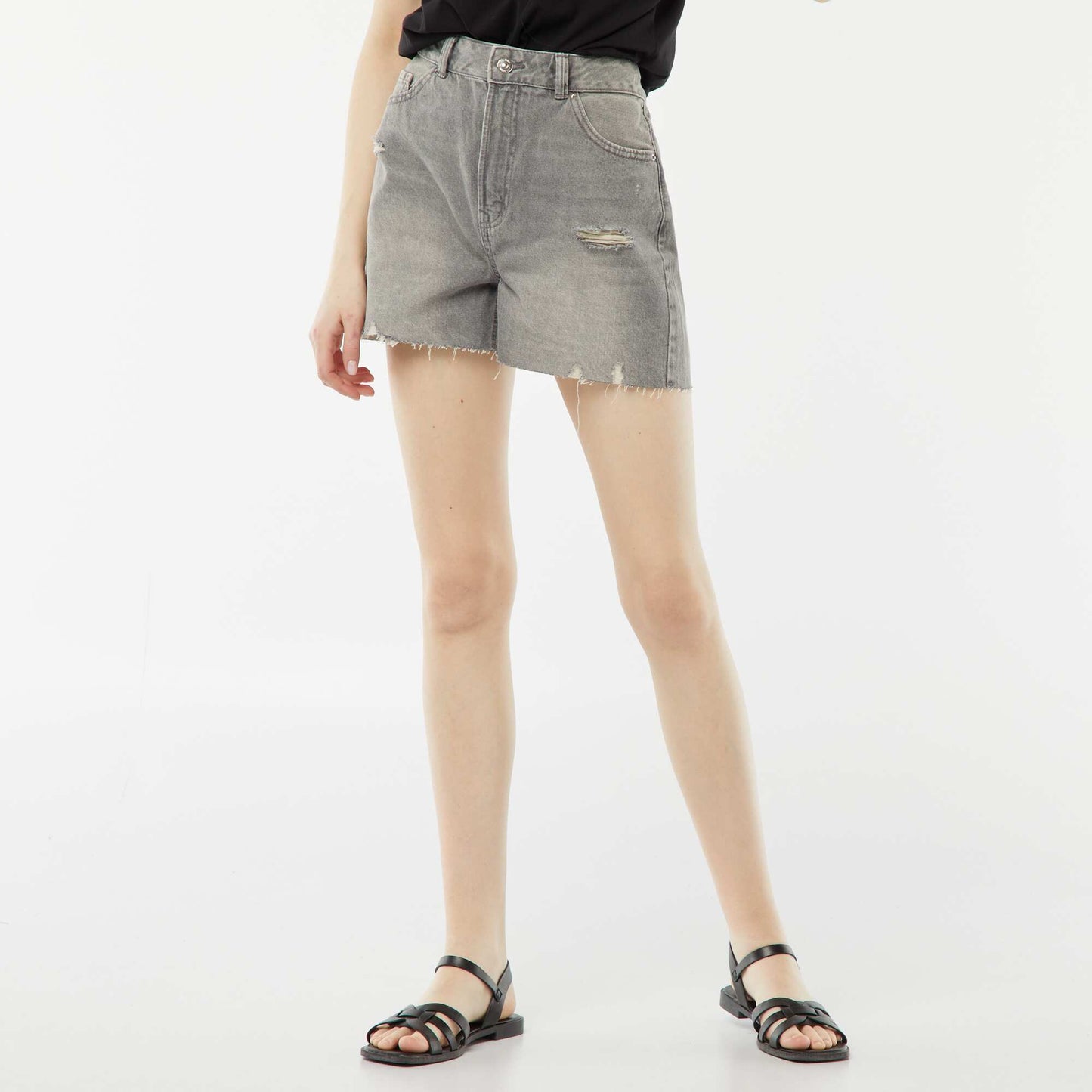 Short court en jean avec abrasions et finitions à cru GRIS