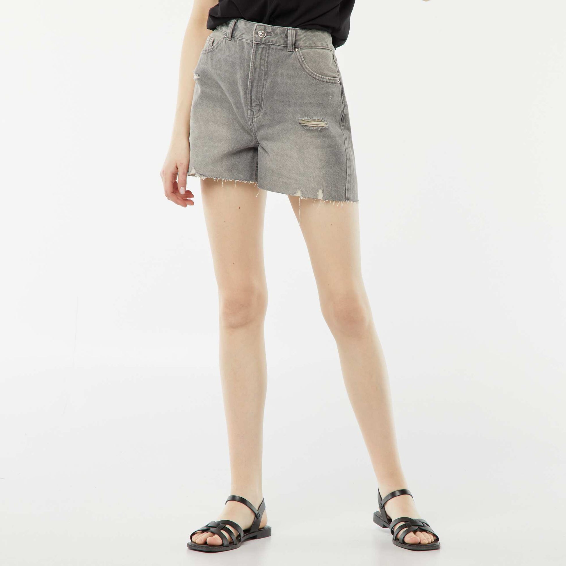 Short court en jean avec abrasions et finitions à cru GRIS
