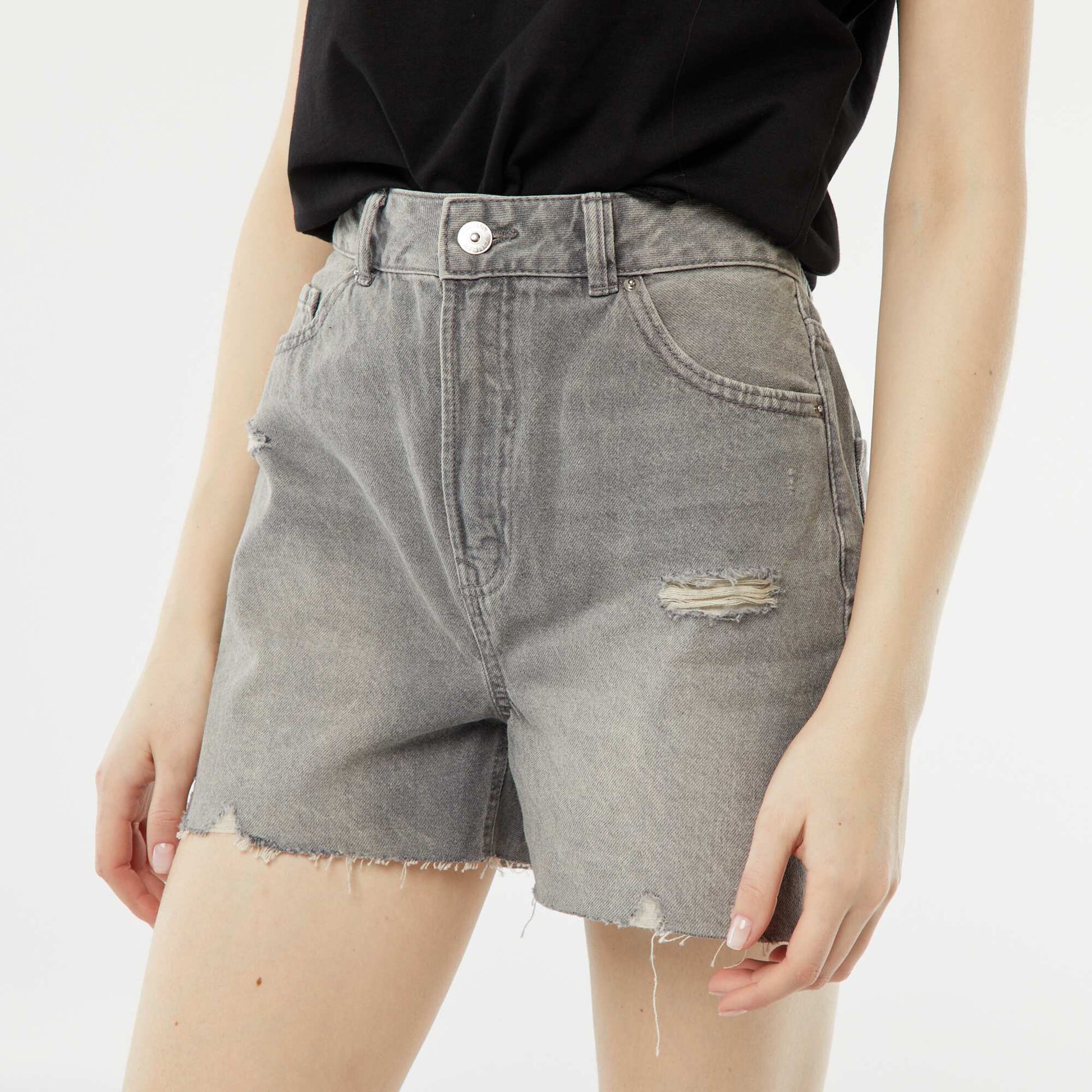 Short court en jean avec abrasions et finitions à cru GRIS