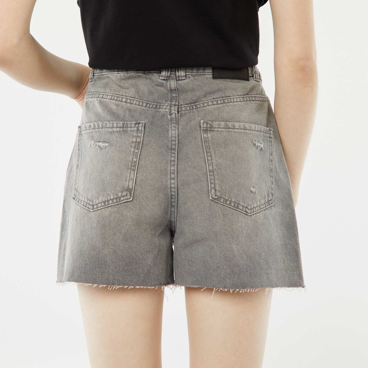 Short court en jean avec abrasions et finitions à cru GRIS