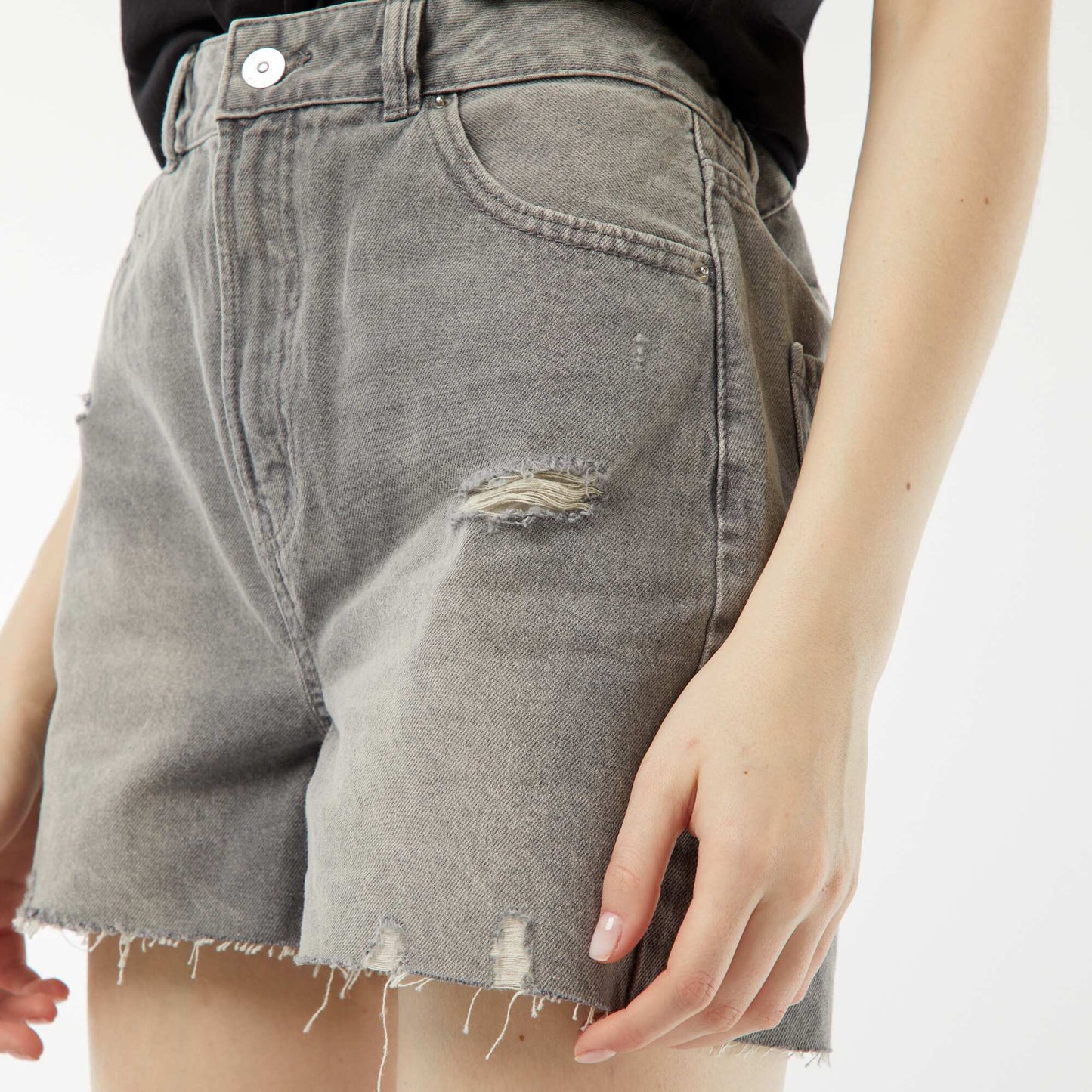 Short court en jean avec abrasions et finitions à cru GRIS
