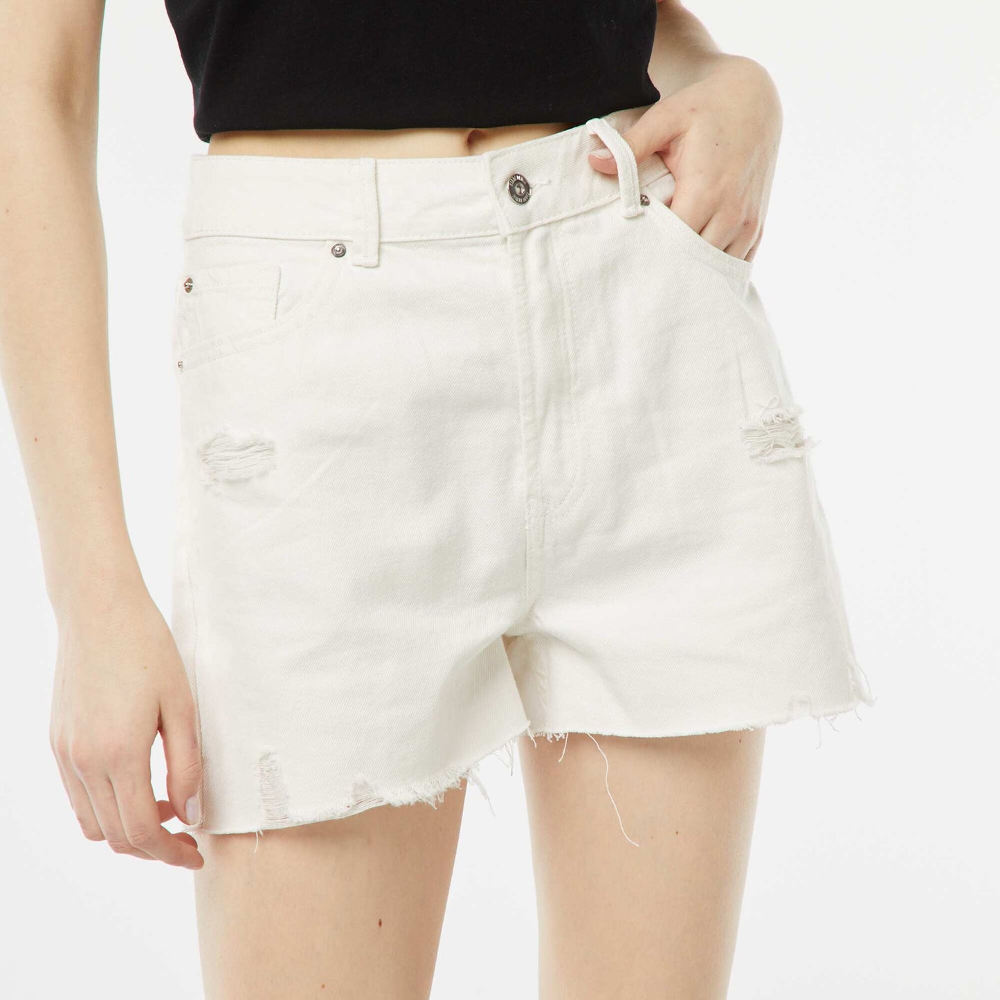 Short court en jean avec abrasions et finitions à cru BLANC