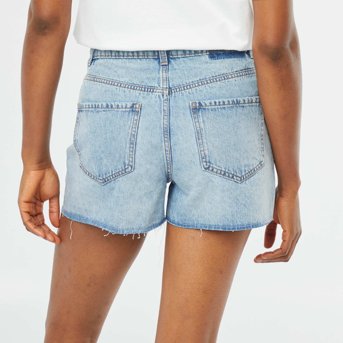 Short en denim avec finitions à cru TRIPLE STONE