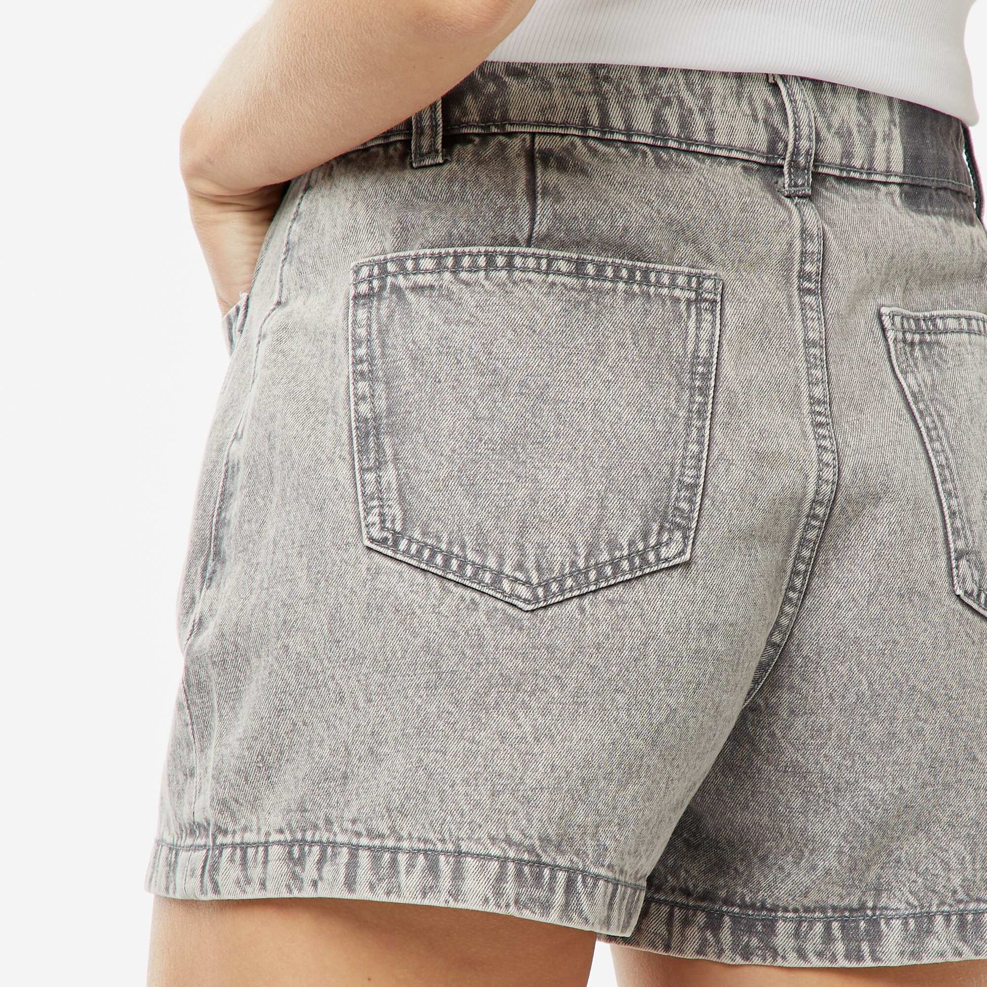 Short taille haute en jean avec 4 poches plaquées GRIS
