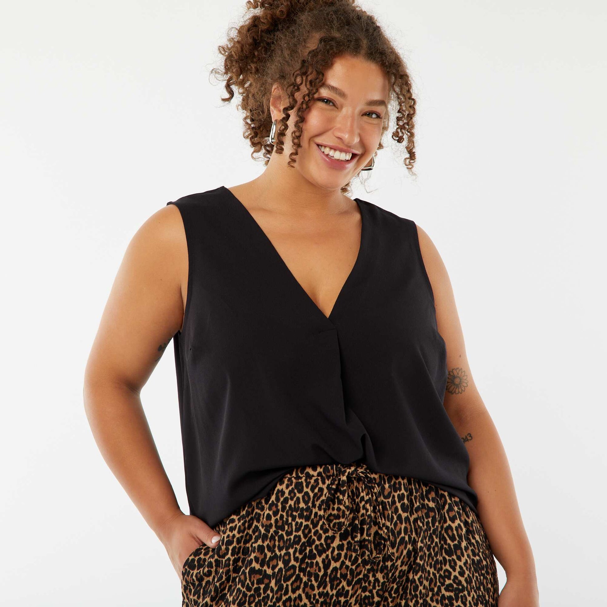 Blouse uni avec couture fantaisie au col NOIR