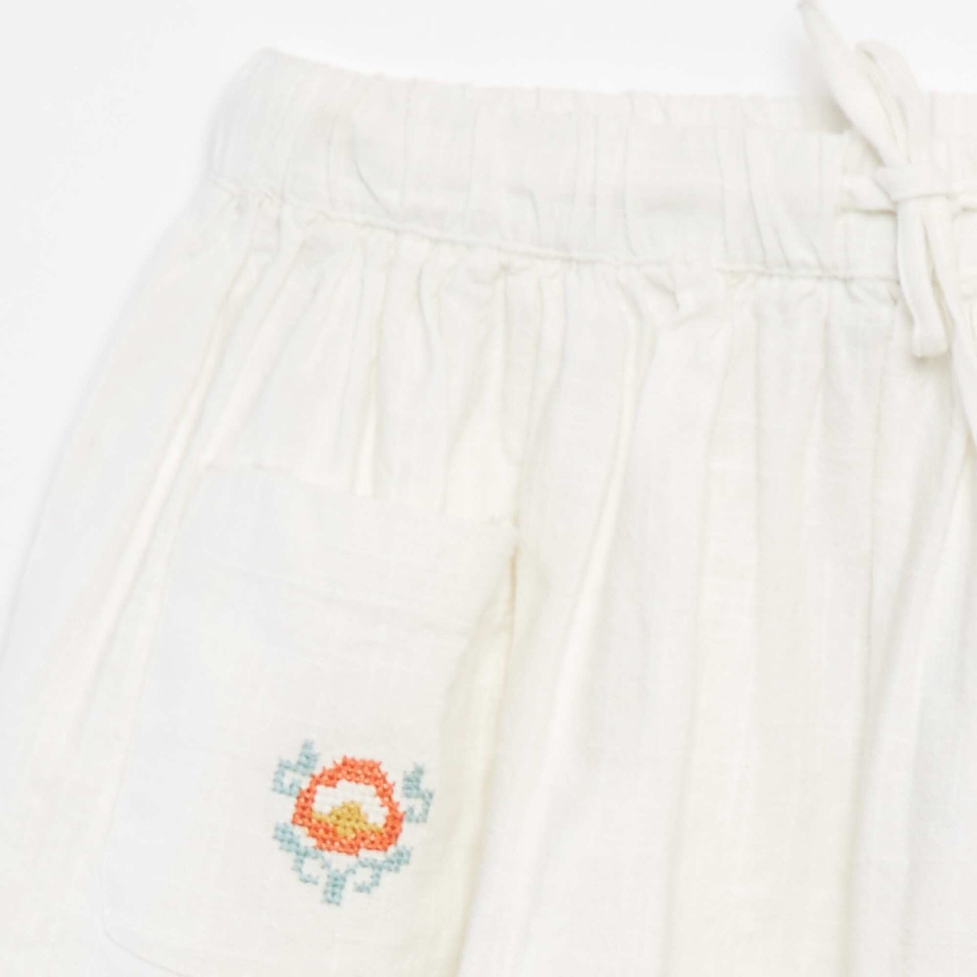Jupe en matière légère avec 2 poches plaquées avec broderies BLANC