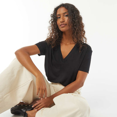 Tee-shirt manches courtes avec encolure en V NOIR