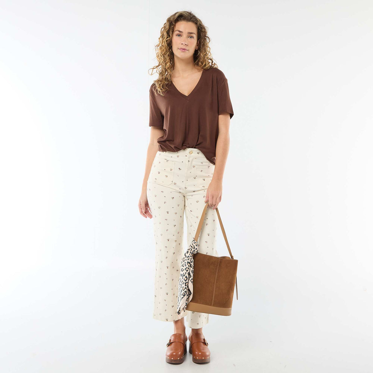 Tee-shirt manches courtes avec encolure en V MARRON