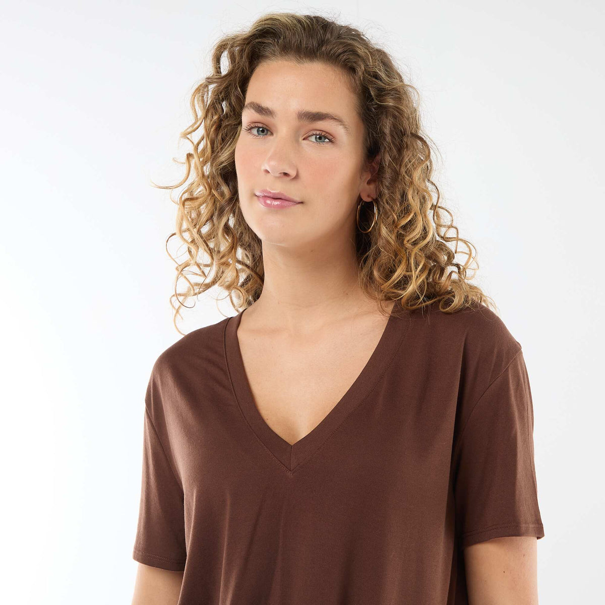 Tee-shirt manches courtes avec encolure en V MARRON