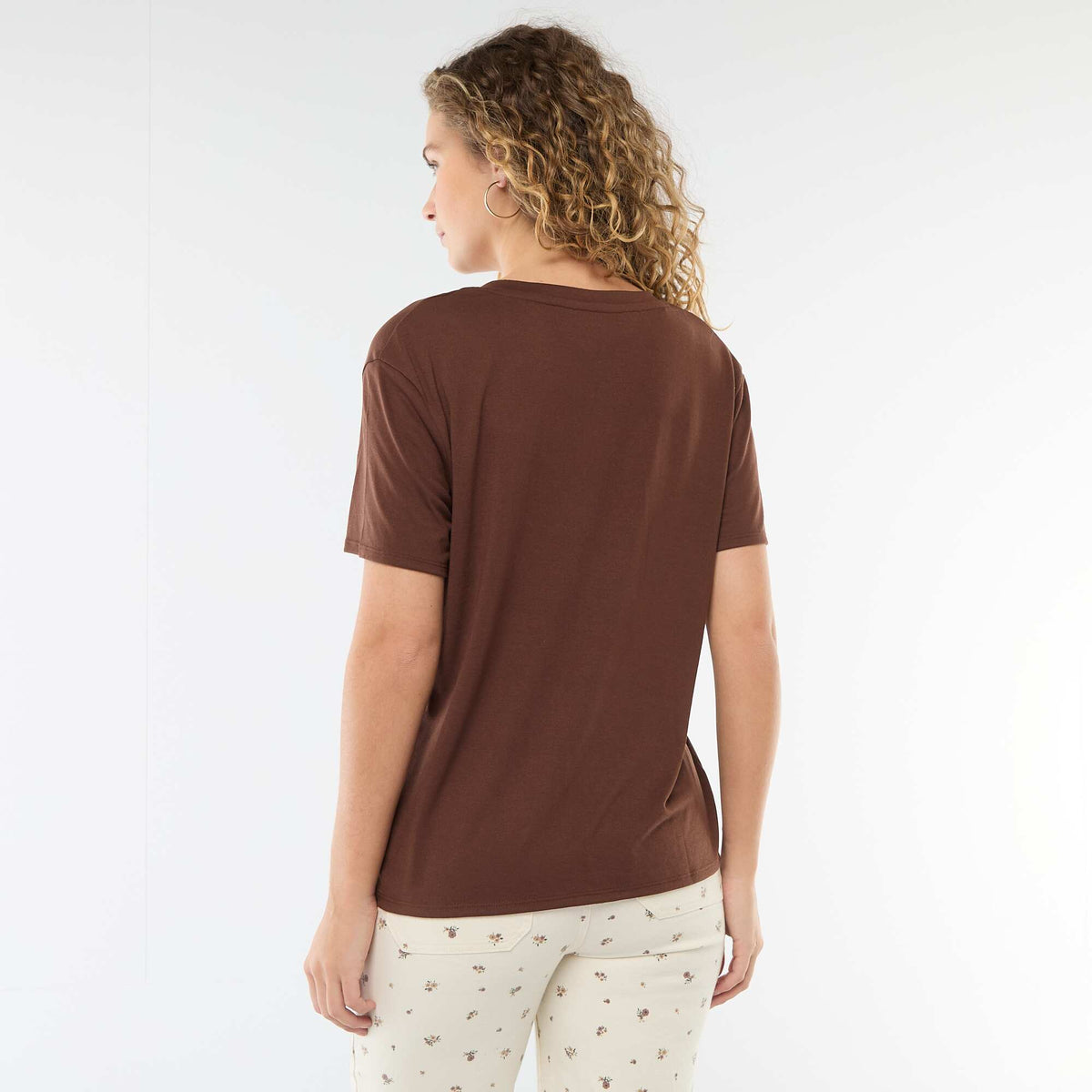 Tee-shirt manches courtes avec encolure en V MARRON