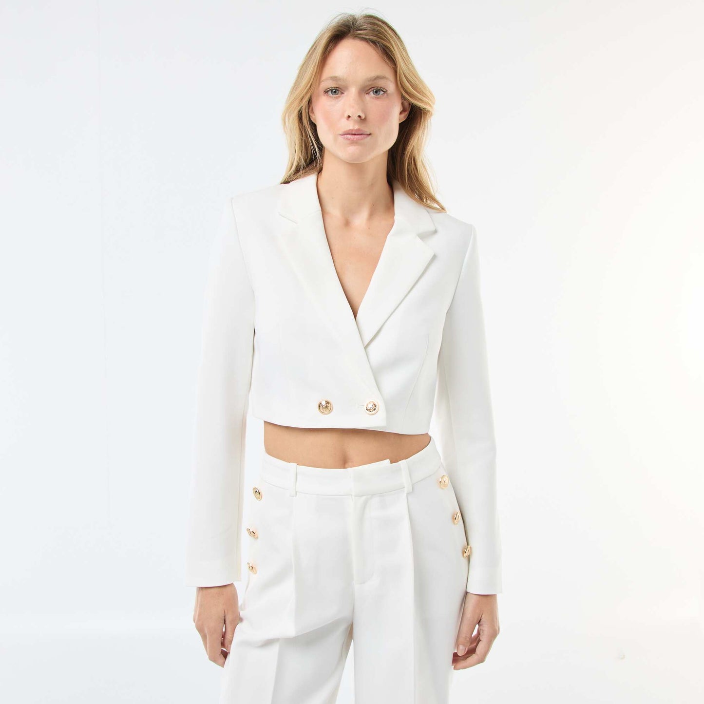 Veste de tailleur courte avec boutons dorés BEIGE