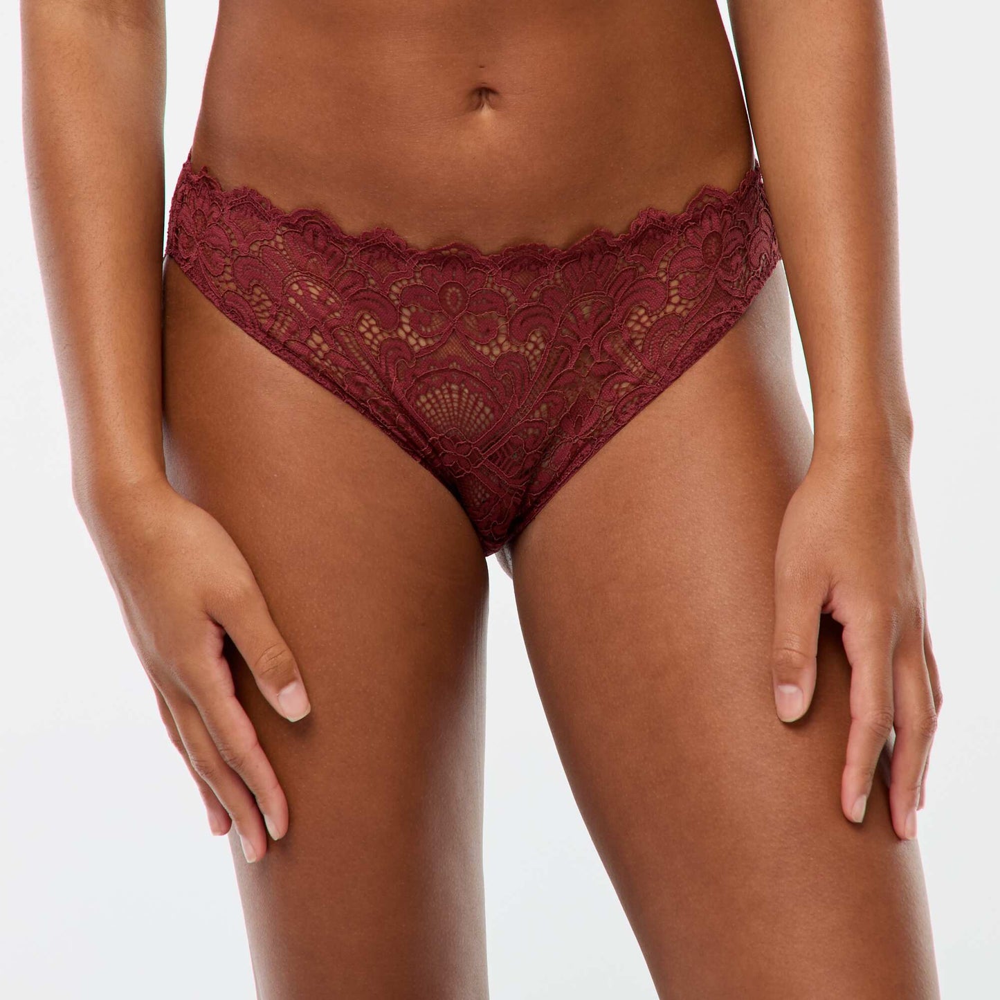 Culotte en dentelle ajourée avec bijou fantaisie ROUGE