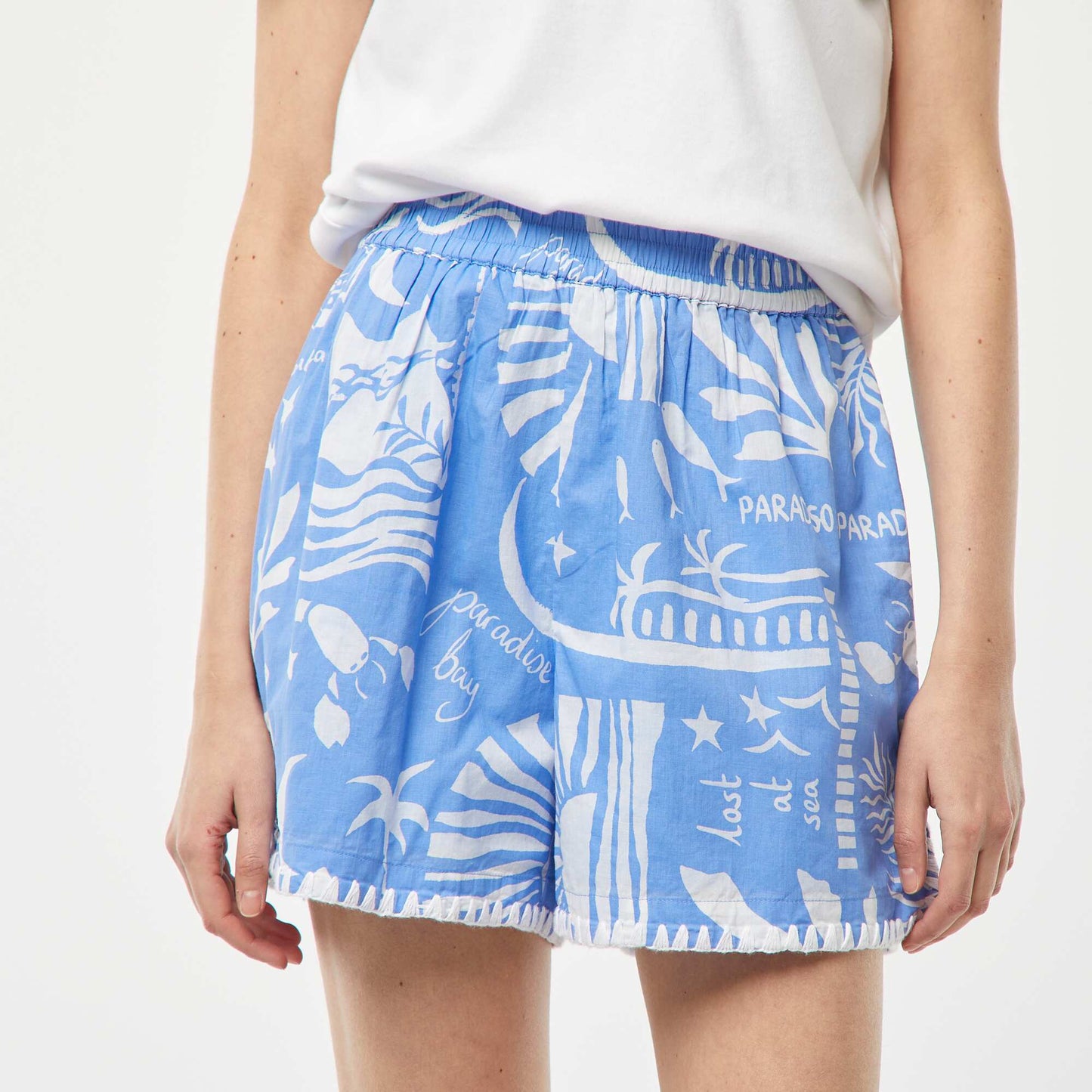 Short fluide avec des motifs all over en voile de coton BLEU