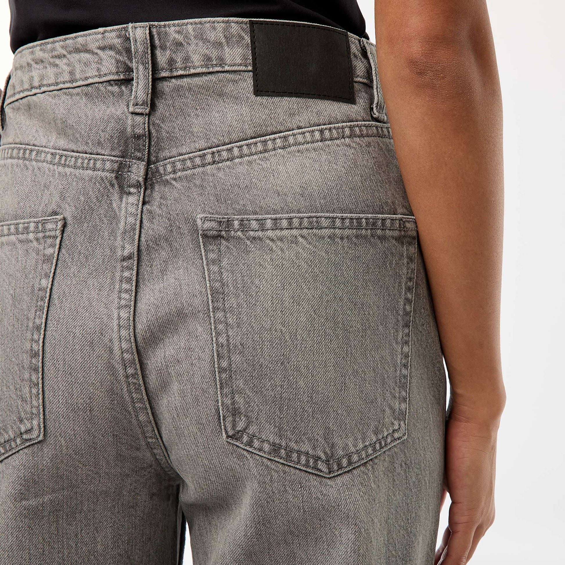 Jean regular / taille haute avec large revers à la base GRIS