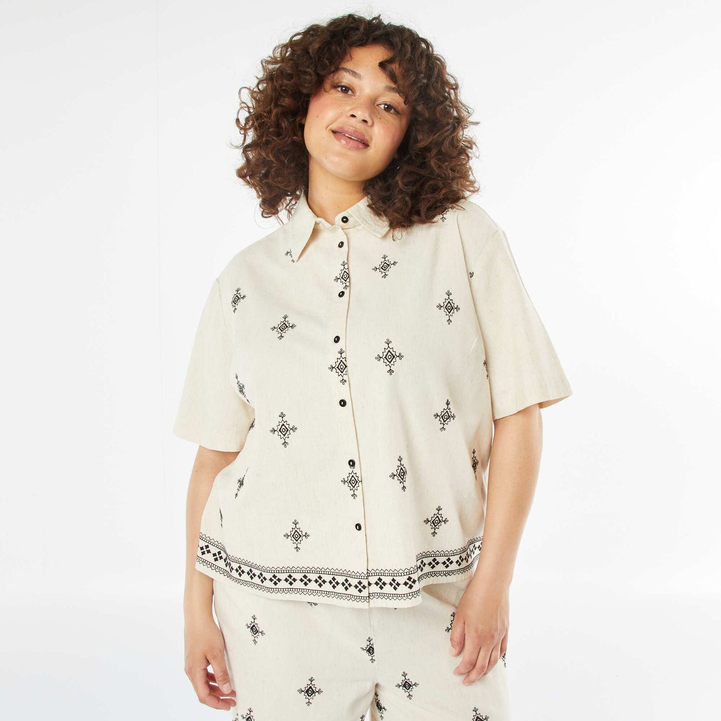 Chemise à manches courtes avec motifs brodés BEIGE