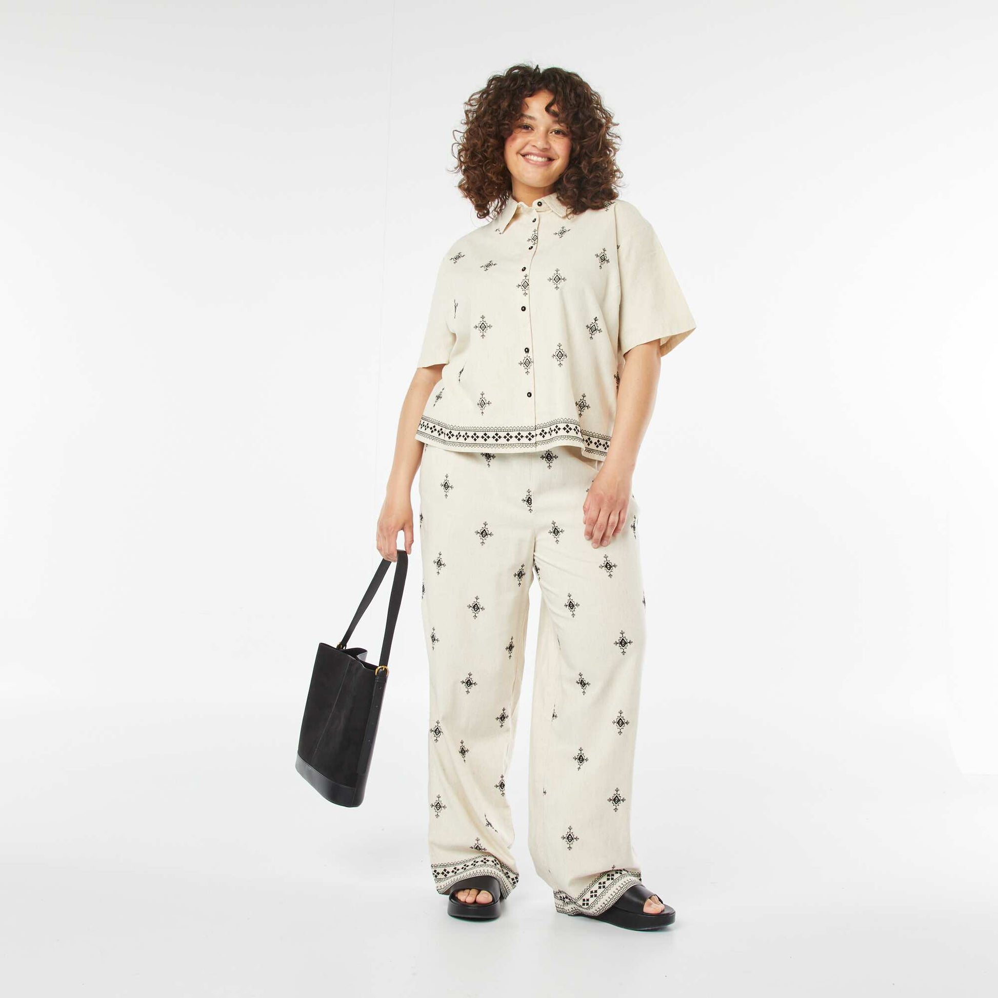 Chemise à manches courtes avec motifs brodés BEIGE