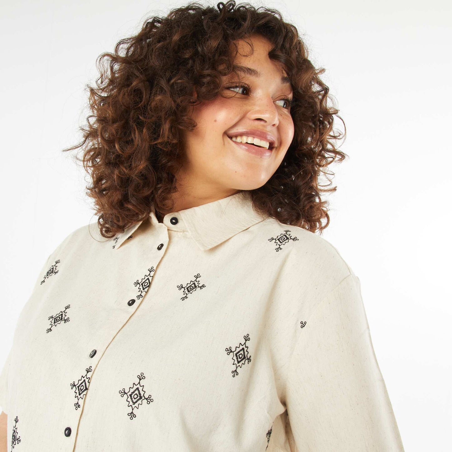 Chemise à manches courtes avec motifs brodés BEIGE