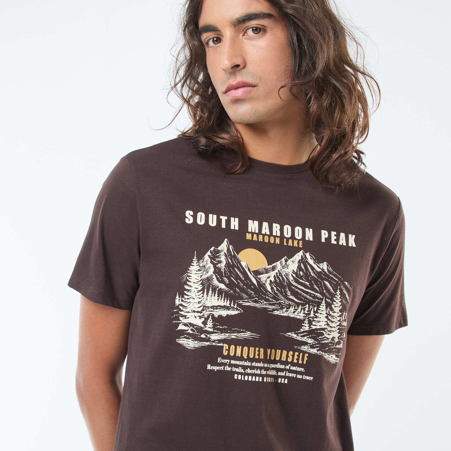 T-shirt imprimé à manches courtes et col rond MARRON