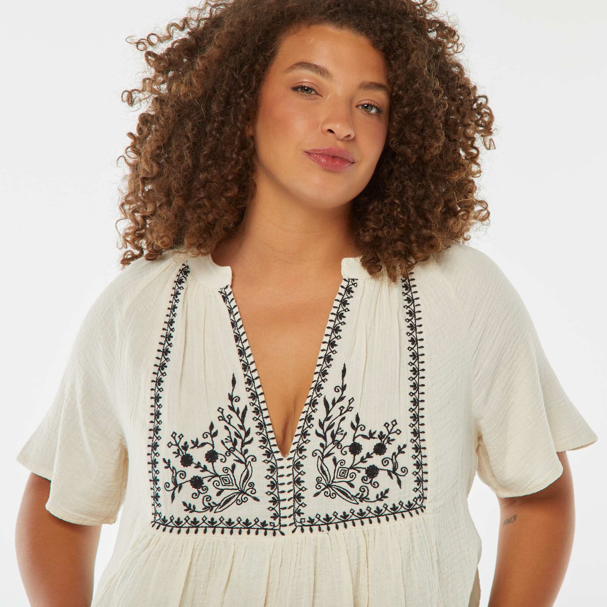 Blouse en gaze de coton avec encolure brodée BLANC