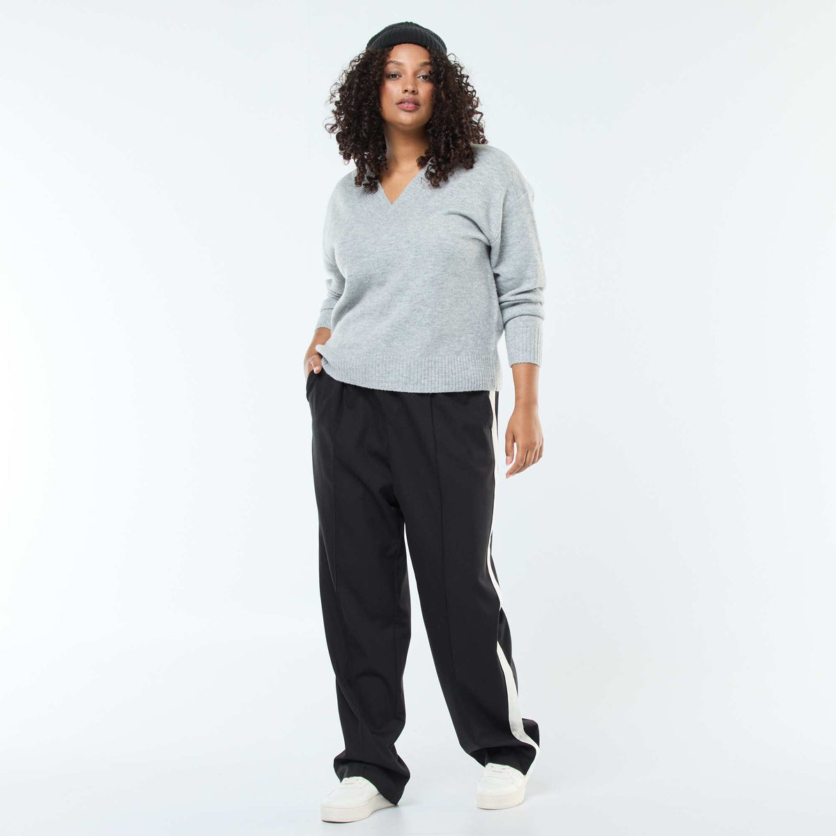 Pull en maille épaisse avec col V GRIS