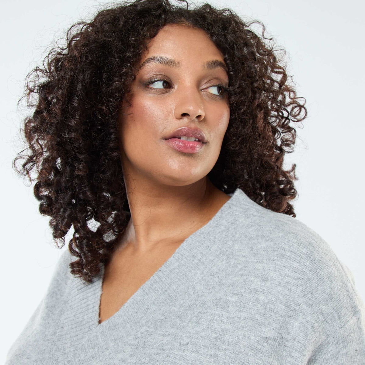 Pull en maille épaisse avec col V GRIS