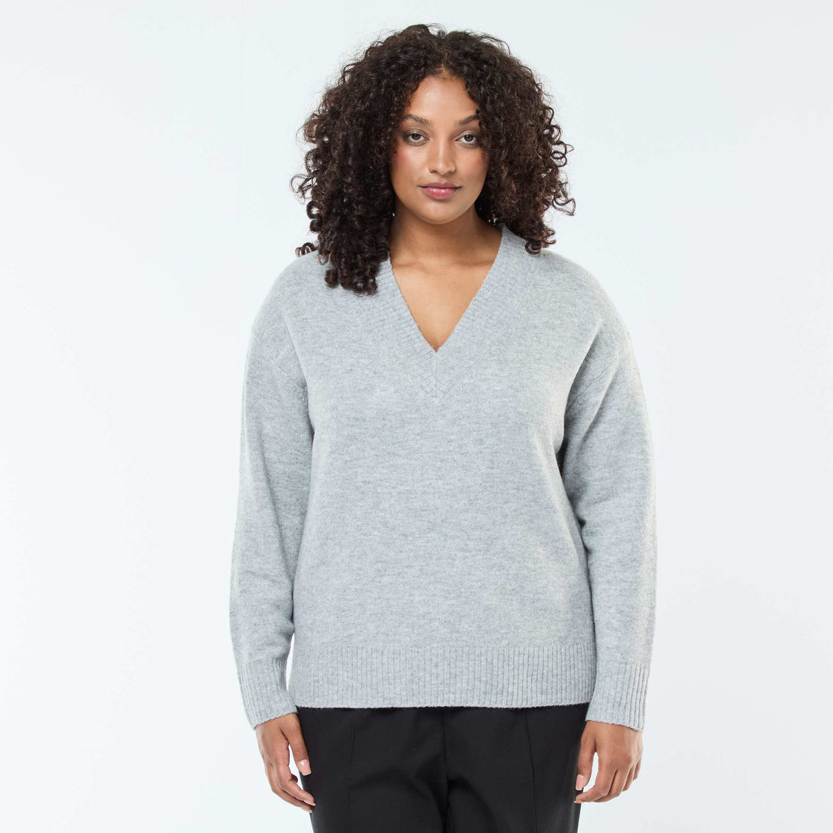 Pull en maille épaisse avec col V GRIS