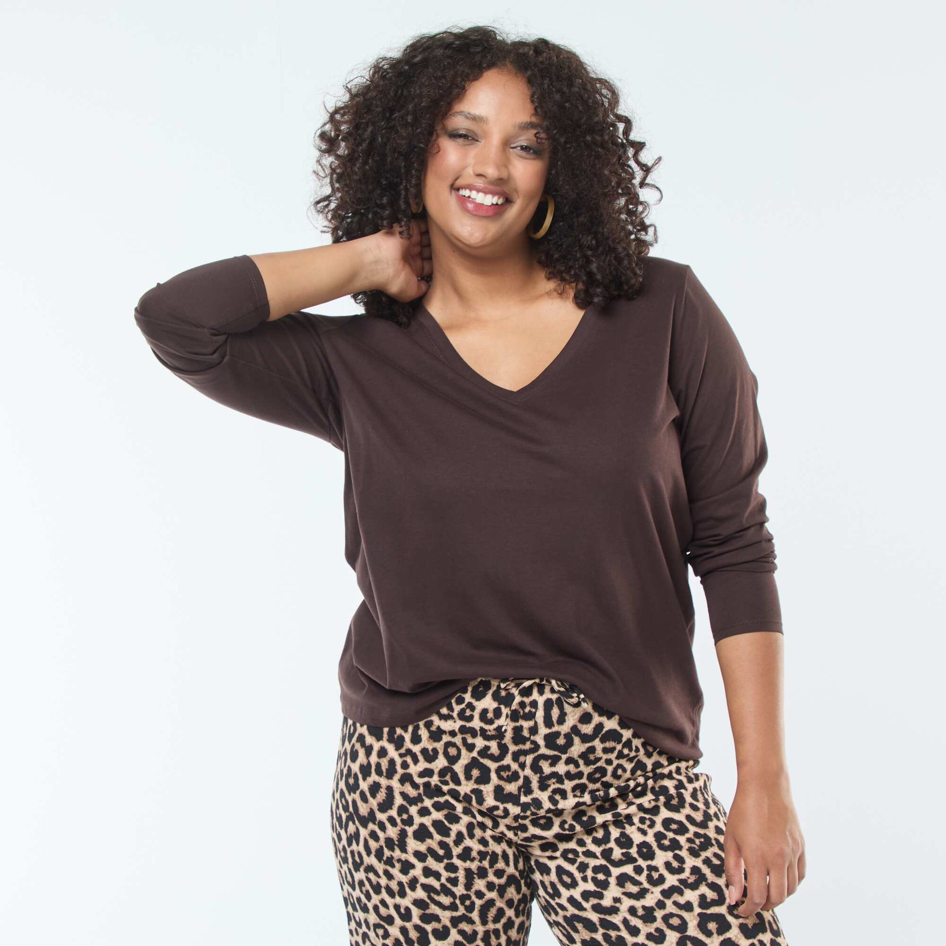 Tee-shirt en jersey avec col V et manches longues MARRON