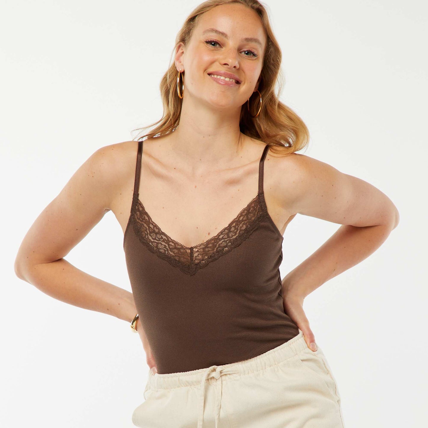 Body côtelé uni avec dentelle MARRON