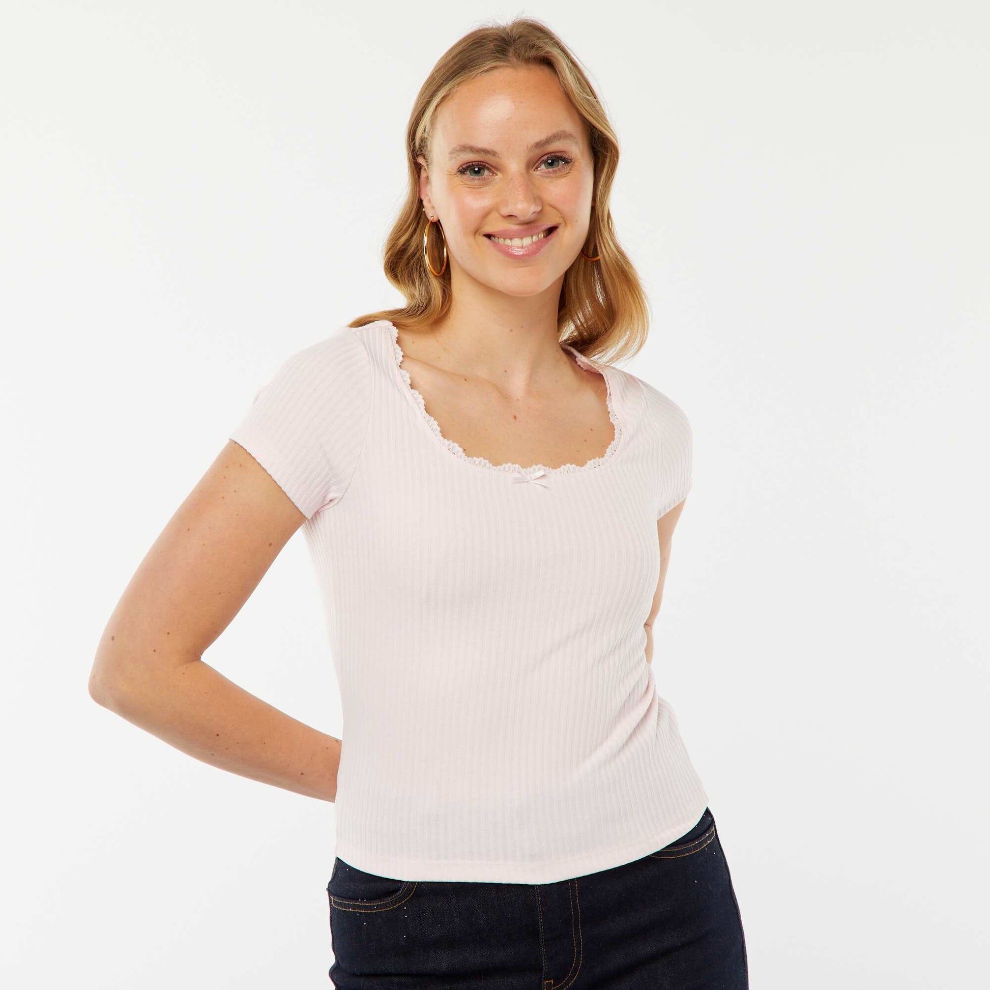 T-shirt à manches courtes avec dentelle et nœud fantaisiste ROSE