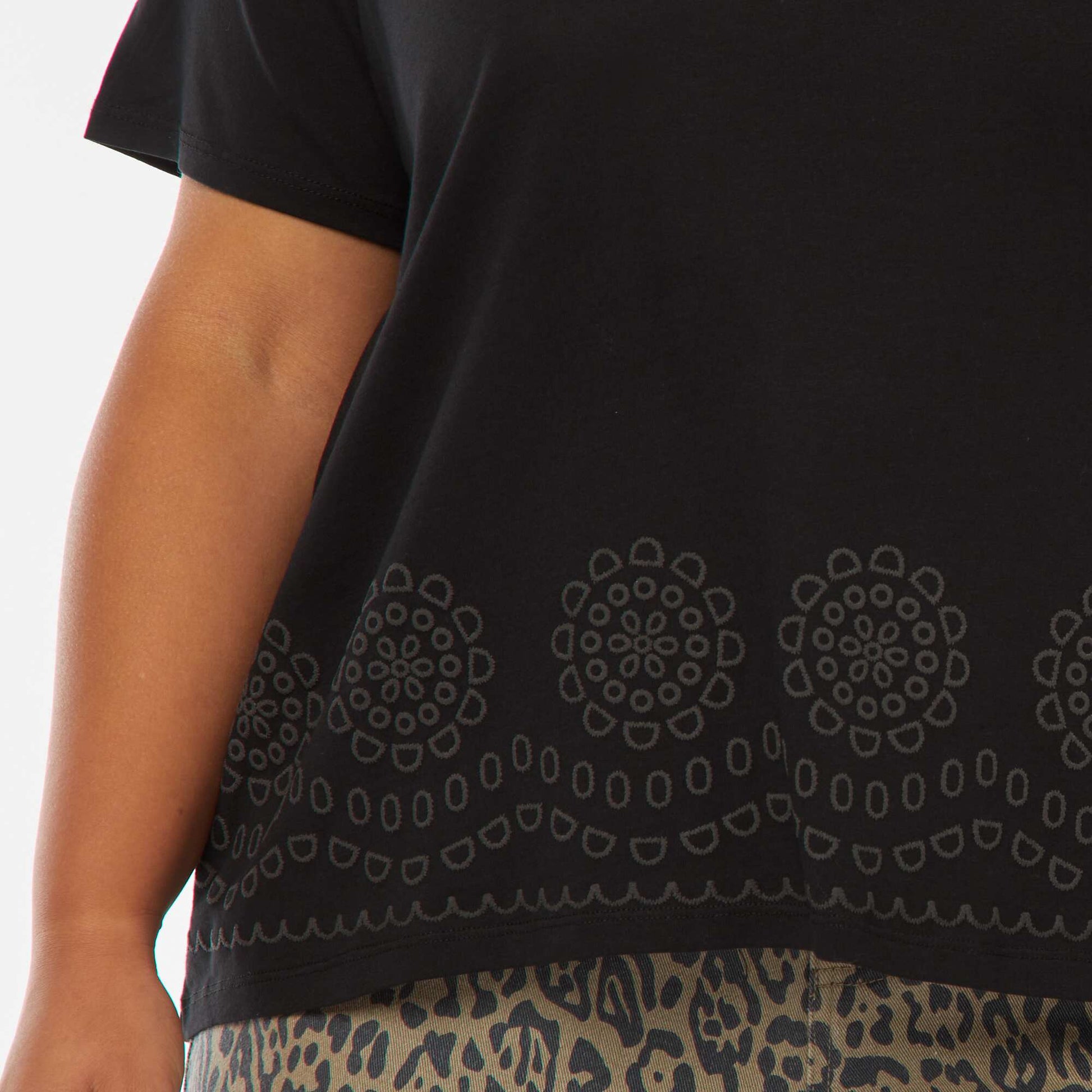 T-shirt en jersey effet broderie à la base NOIR