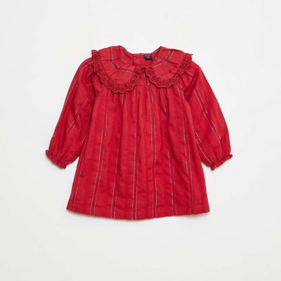 Robe légère avec fils brillants all over + col avec broderies ROUGE