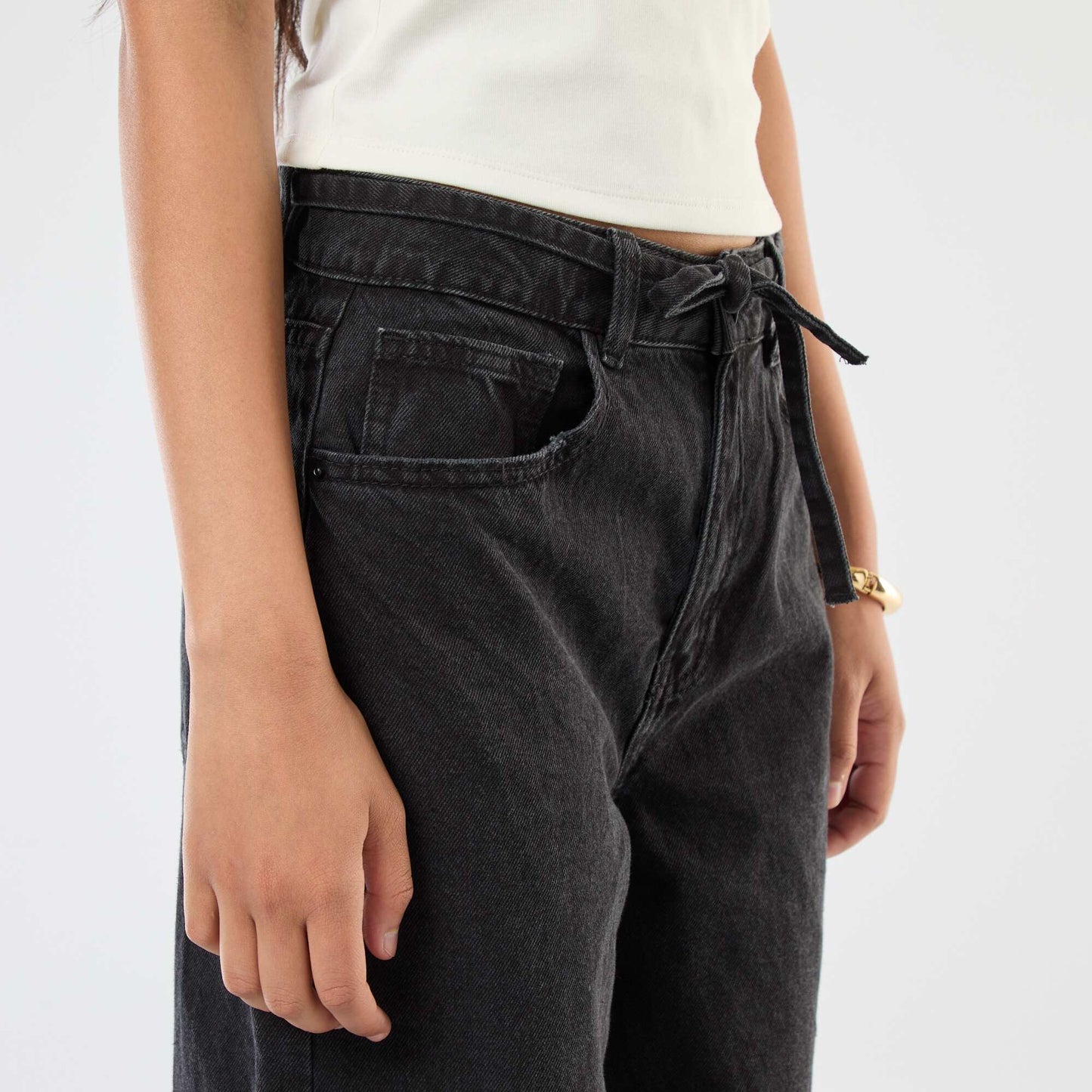 Jean coupe wide leg avec ceinture fine en jean GRIS