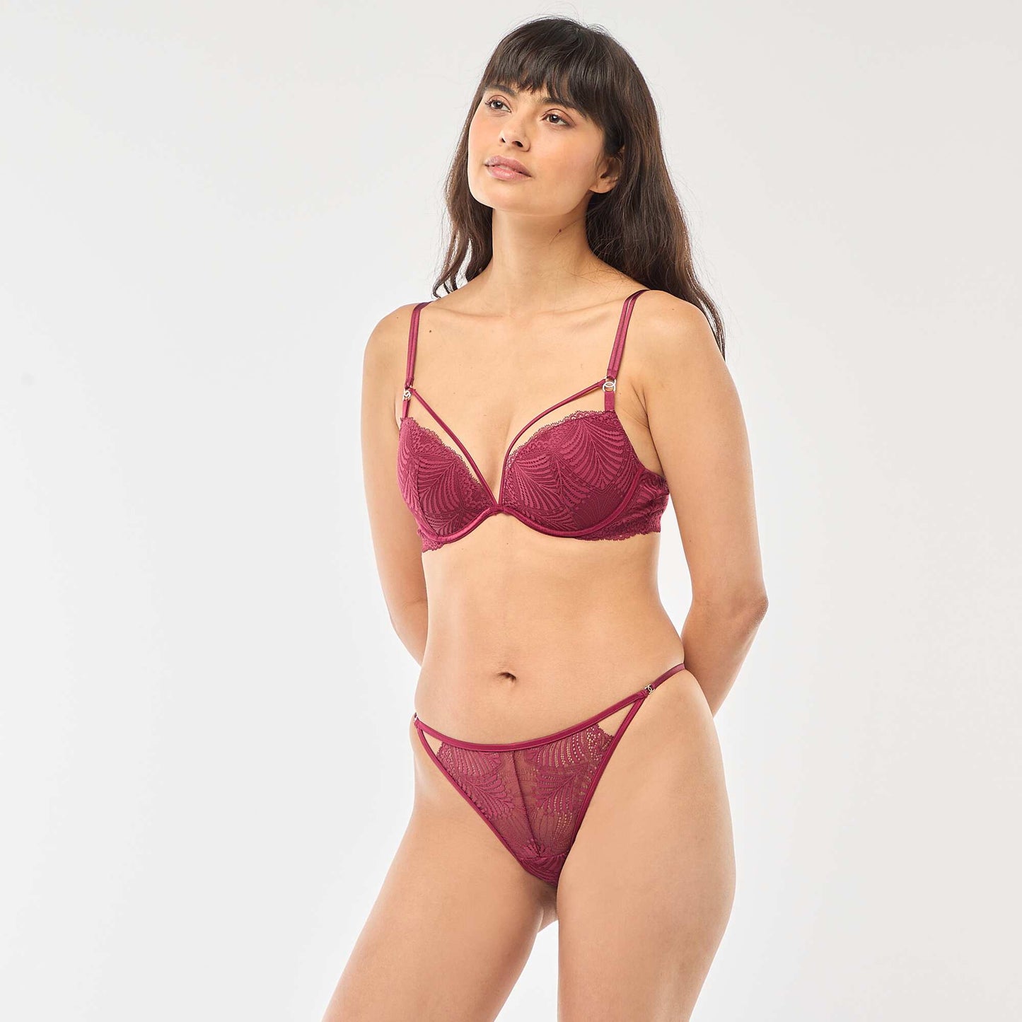 String dentelle feuillage transparent BORDEAUX