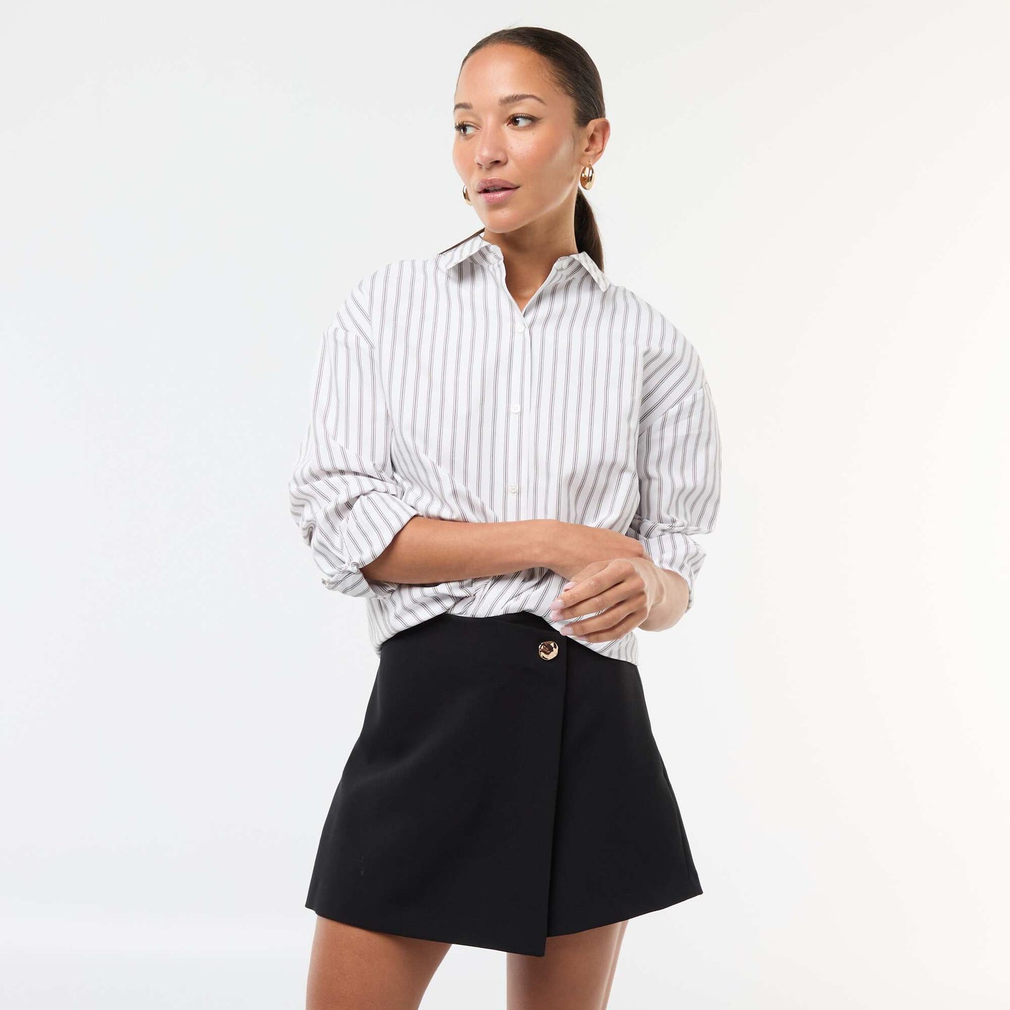 Jupe short asymétrique avec bouton doré NOIR