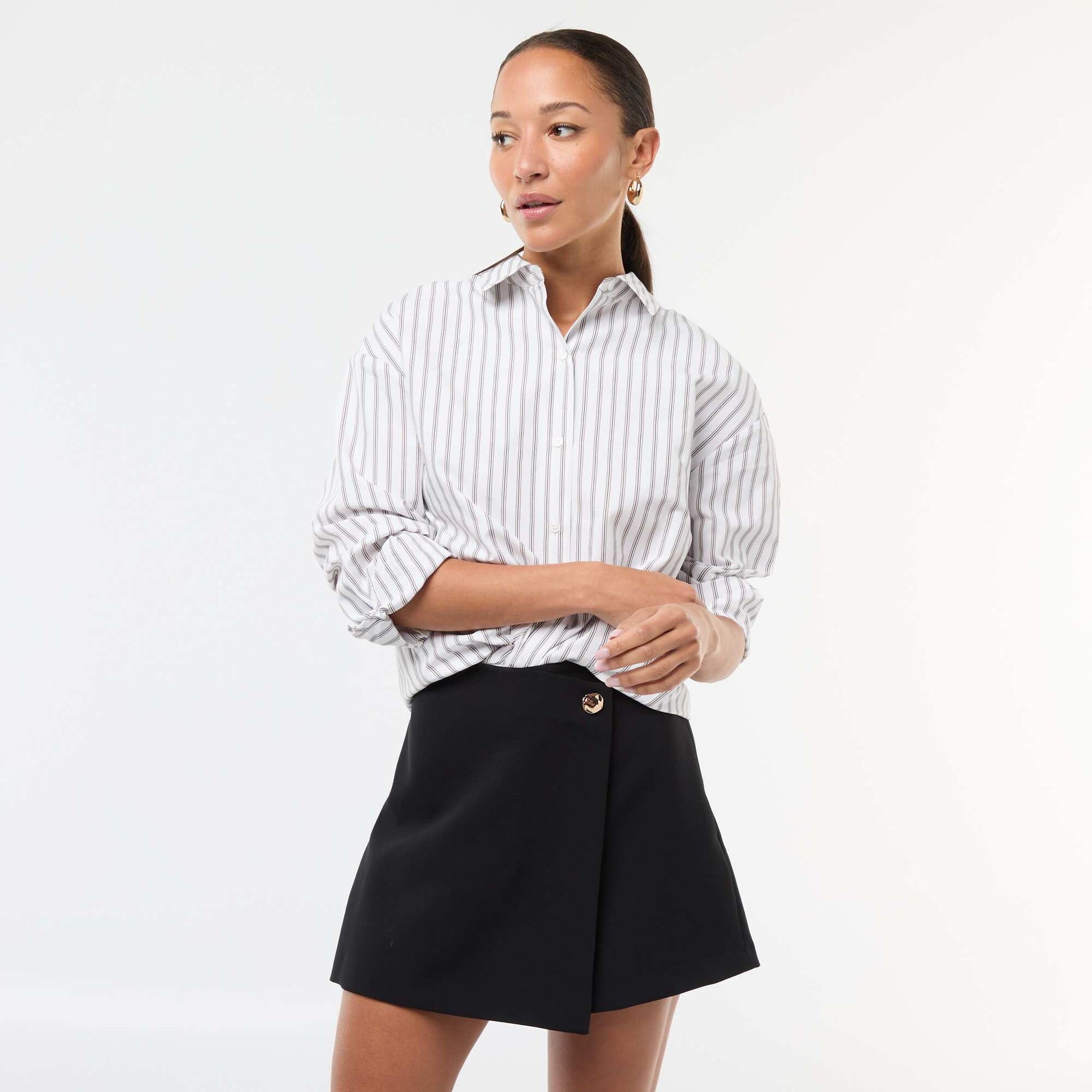 Jupe short asymétrique avec bouton doré NOIR