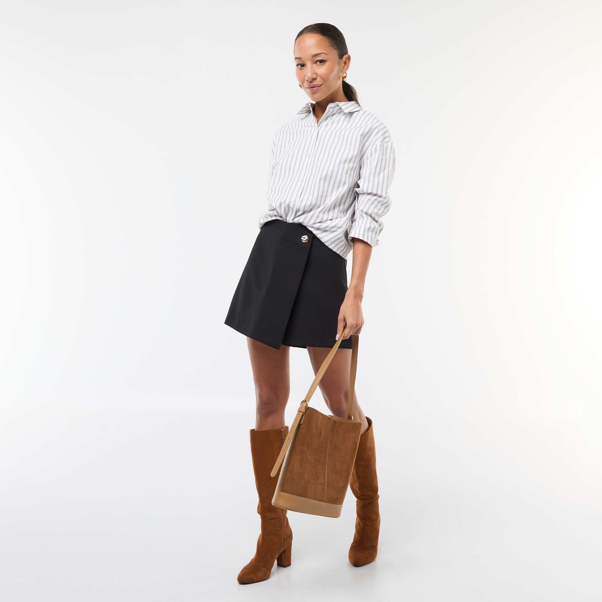 Jupe short asymétrique avec bouton doré NOIR