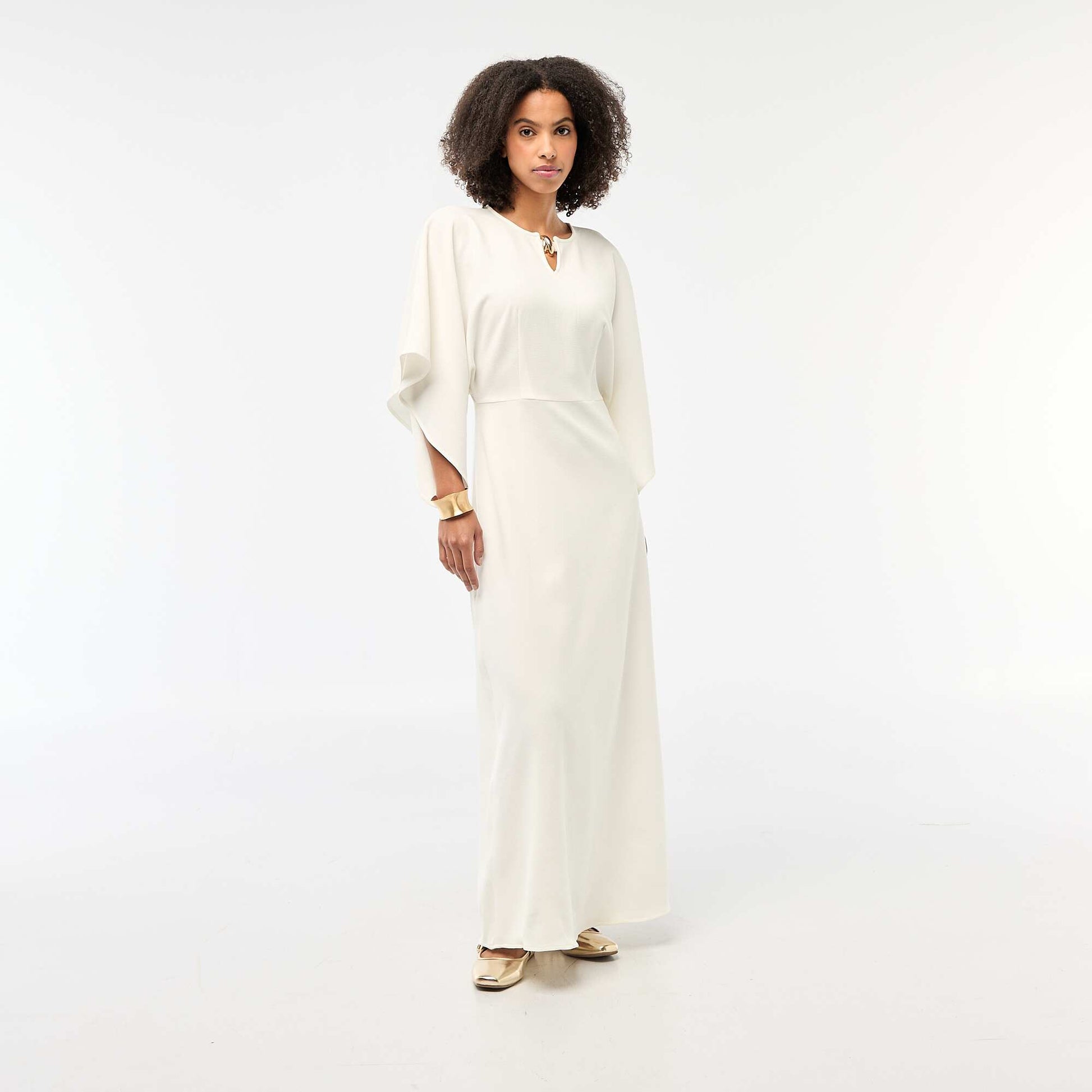 Robe longue crêpée avec bijou doré BLANC
