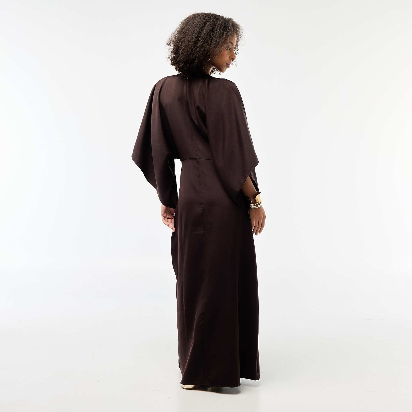 Robe longue crêpée avec bijou doré MARRON