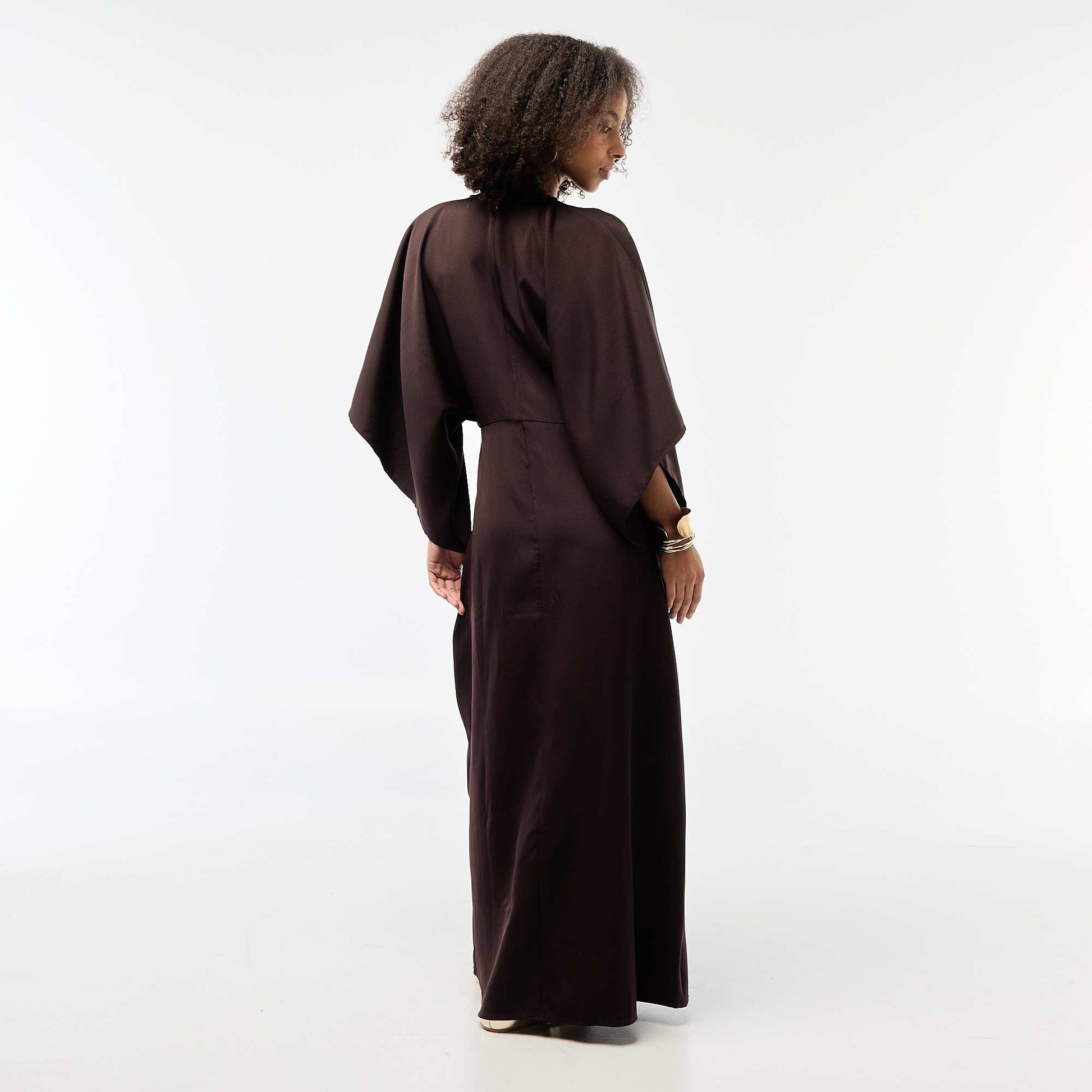 Robe longue crêpée avec bijou doré MARRON