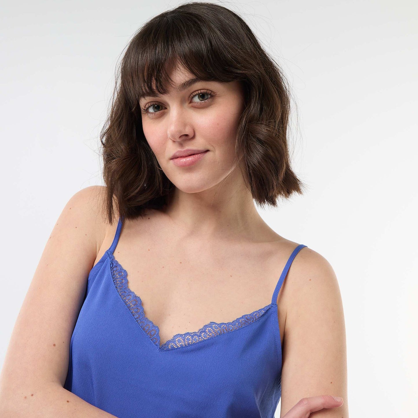 Débardeur avec fines bretelles réglables et col en dentelle BLEU