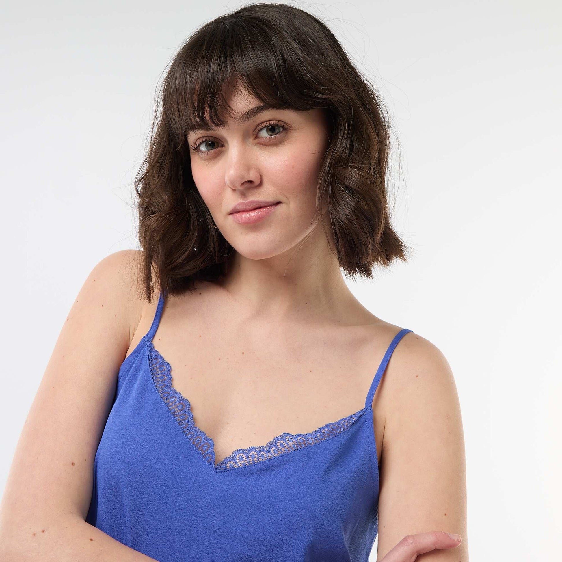 Débardeur avec fines bretelles réglables et col en dentelle BLEU